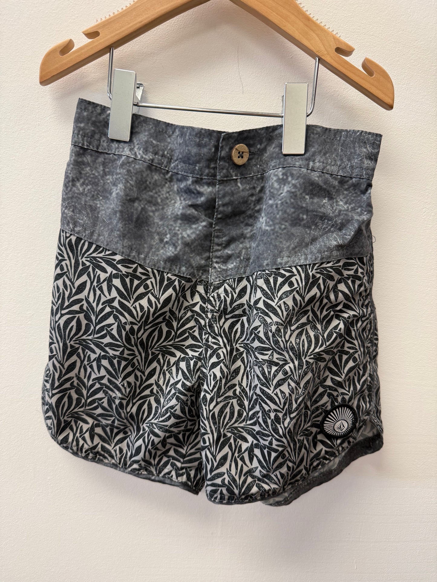 VOLCOM SWIM SHORTS SIZE 6