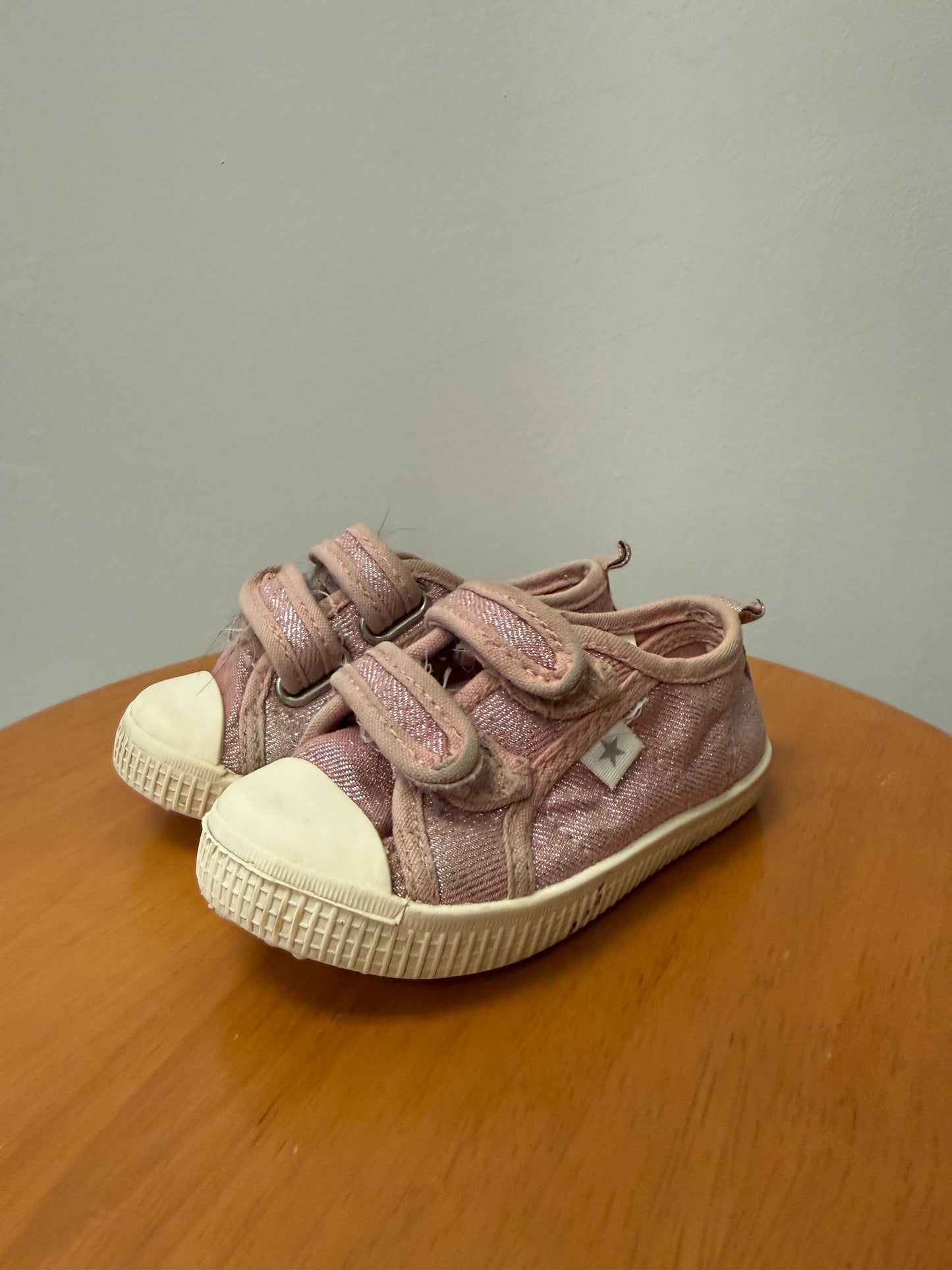 JOE FRESH PINK SPARKLE RUNNERS SIZE 5