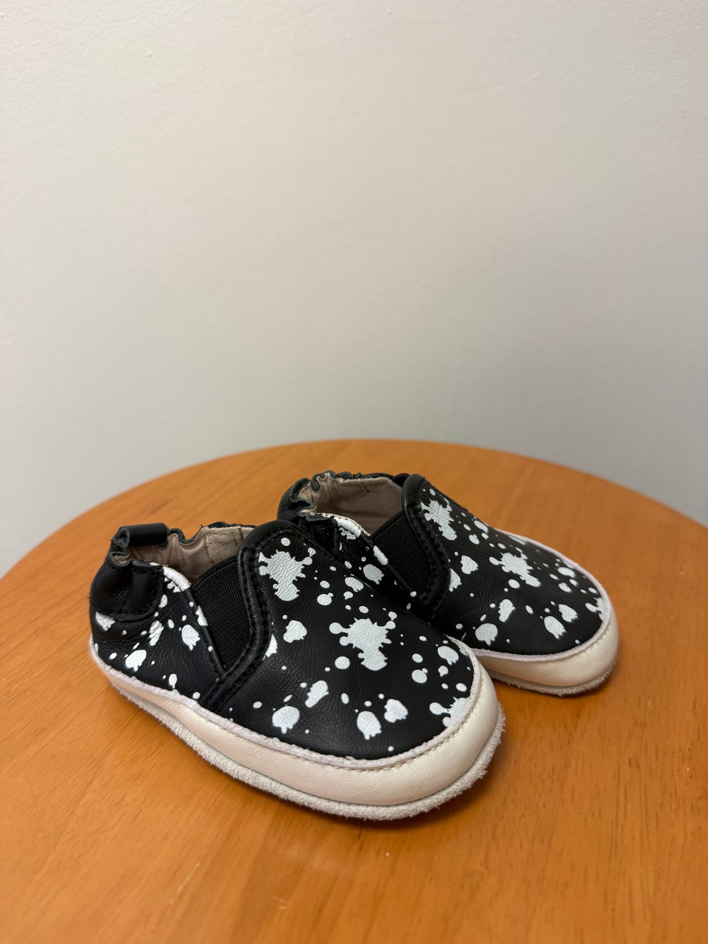 TICKLE TOES BLACK & WHITE SLIPPERS SIZE 0-6M