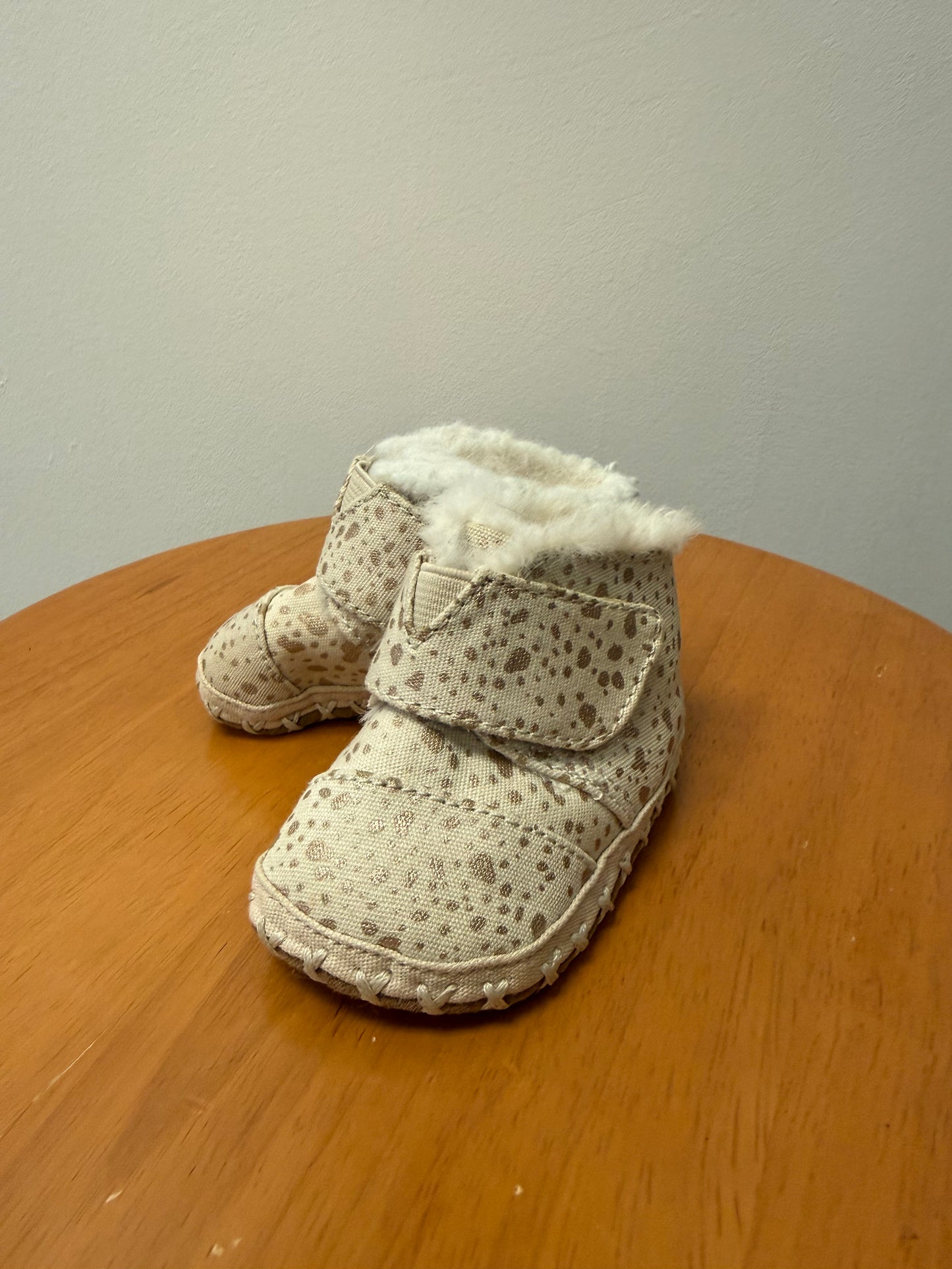 TOMS BOOTIES SIZE 1
