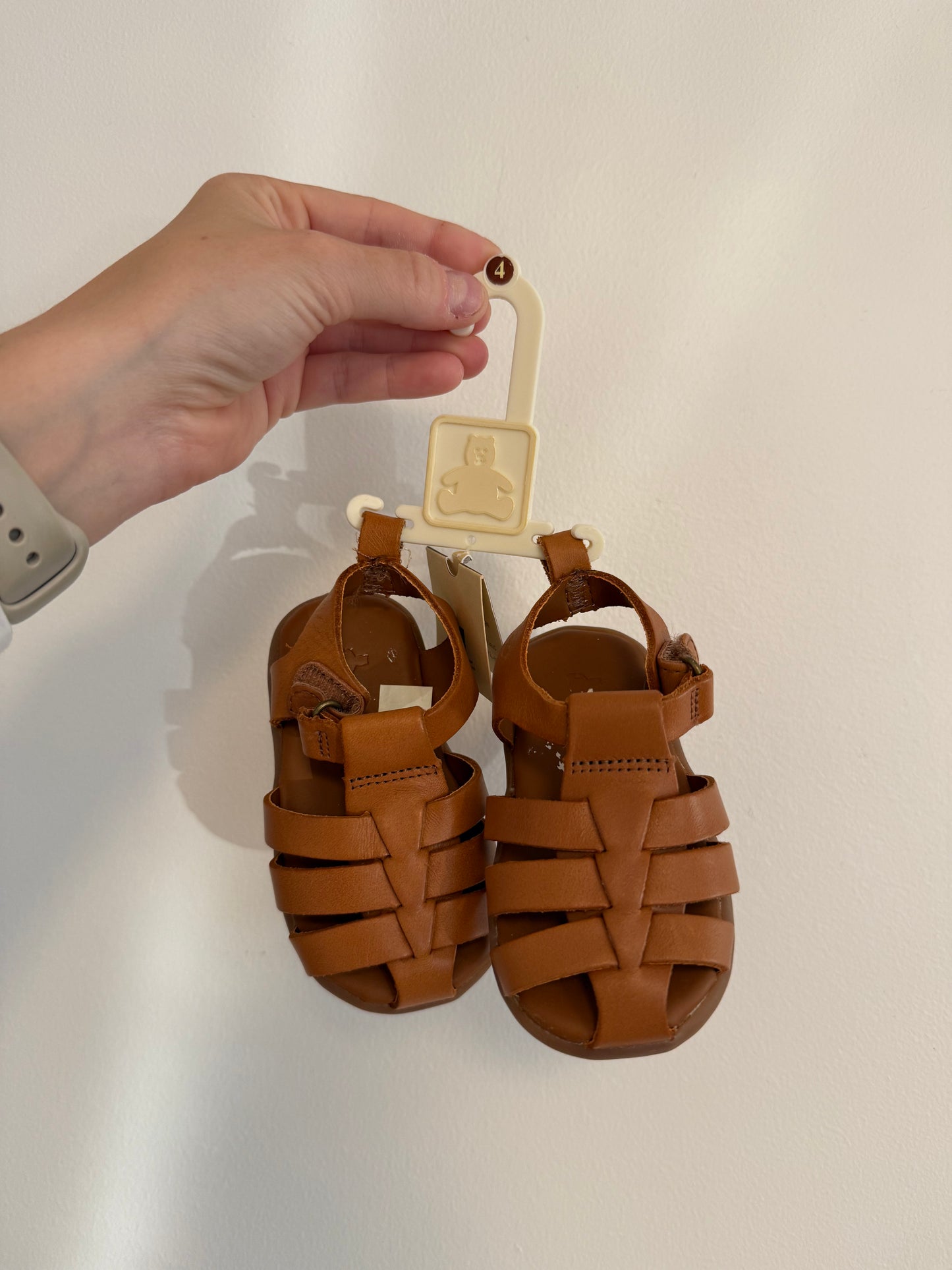 NEW GAP SANDALS SIZE 4
