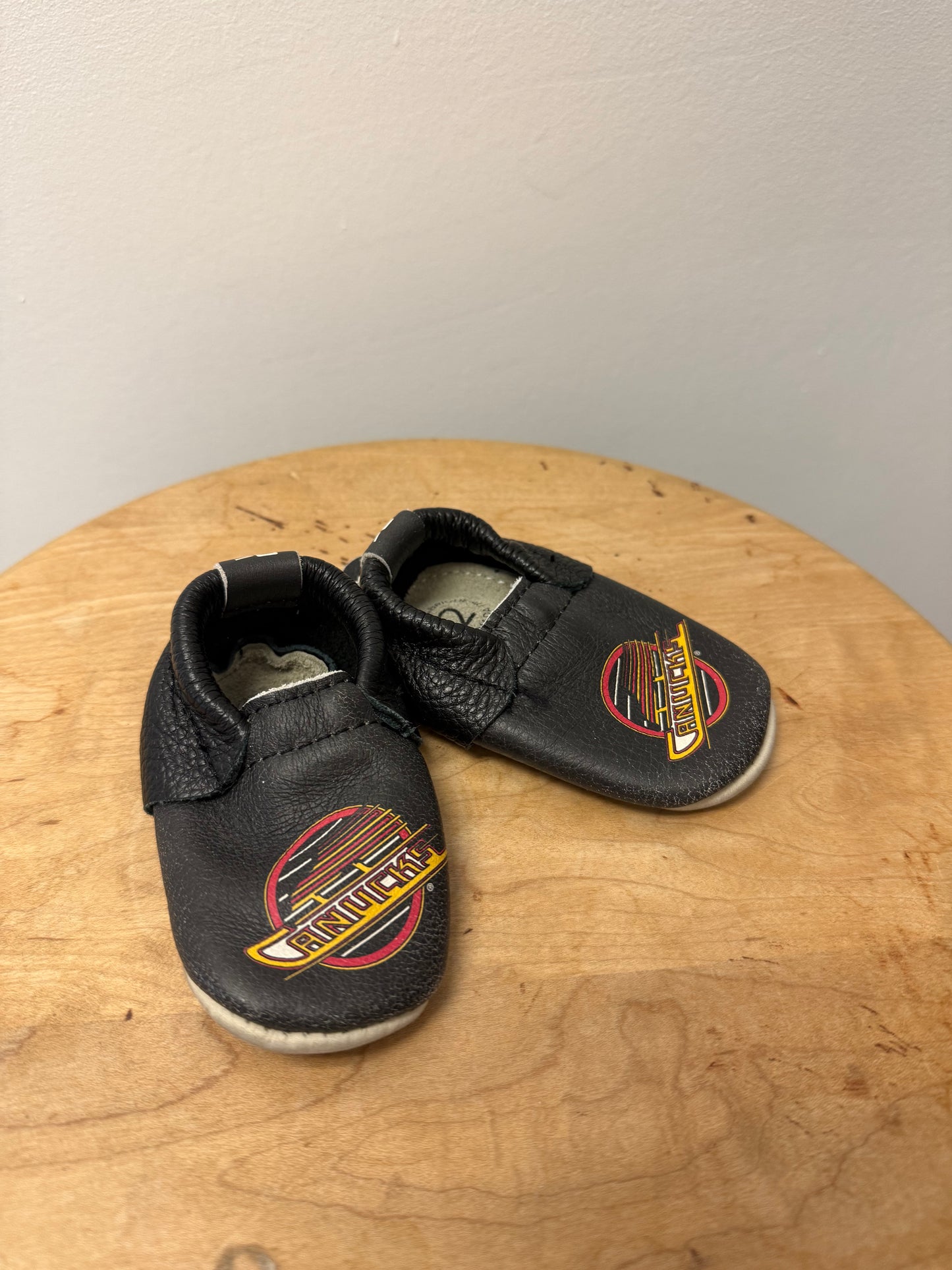 MINI MOC CANUCK SLIPPERS SIZE 2