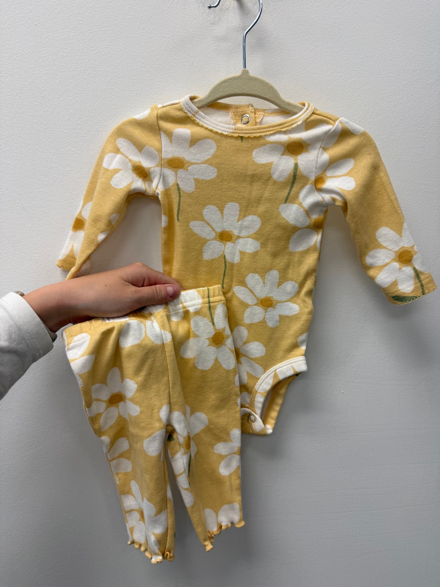 CARTERS YELLOW FLORAL OUTFIT SIZE 0-3M