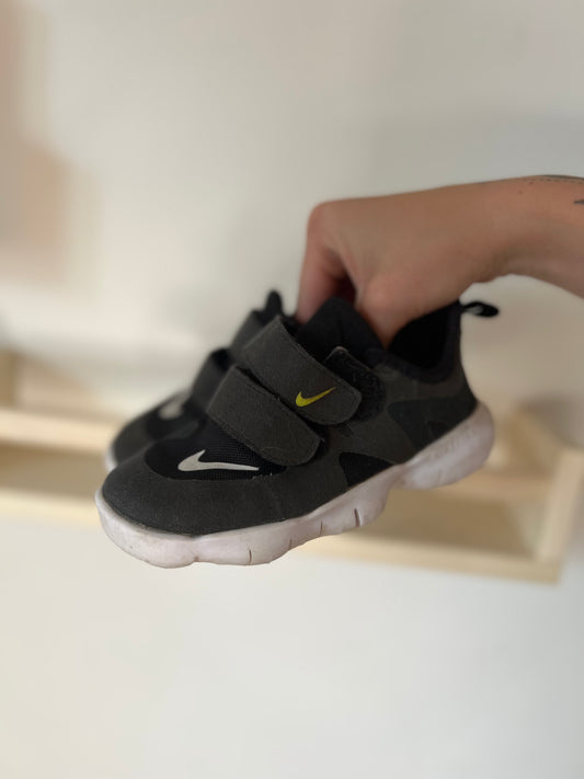 NIKE RUNNING SHOES SIZE 10T