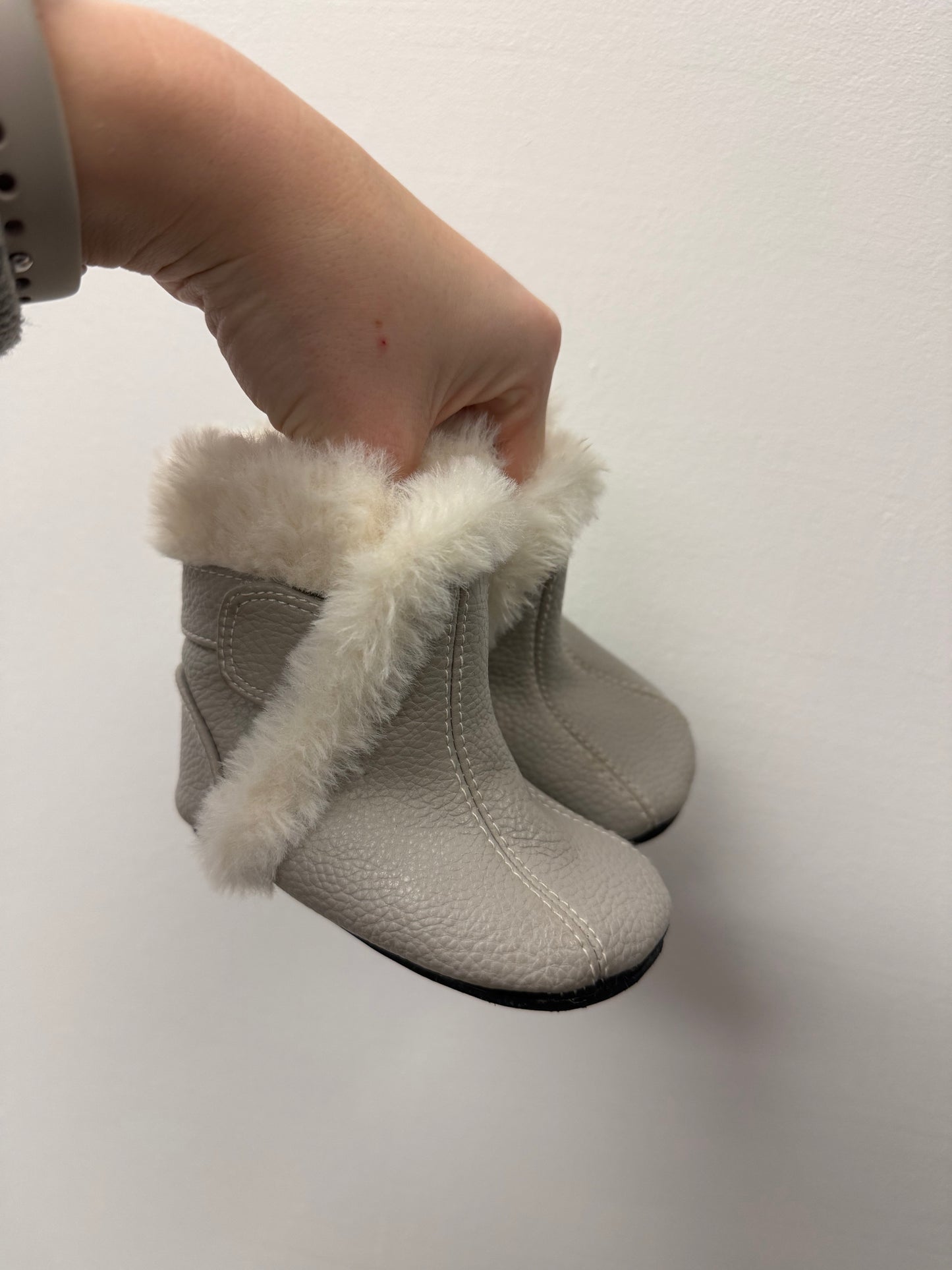 JACK & LILLY BOOTIES SIZE 6-12M