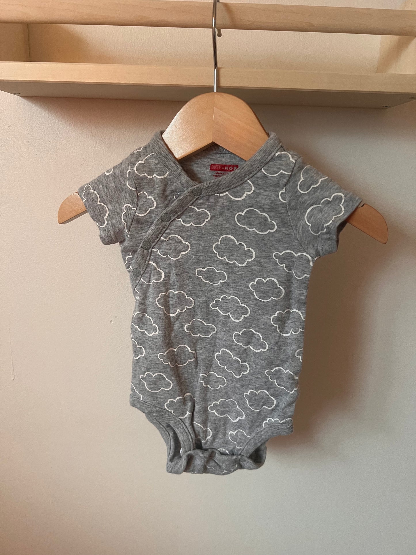 SKIPHOP CLOUD ONESIE 3M