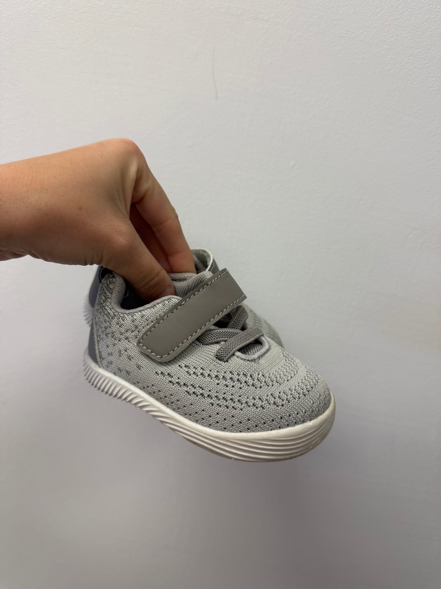 MORENDL GREY RUNNERS SIZE 4-5