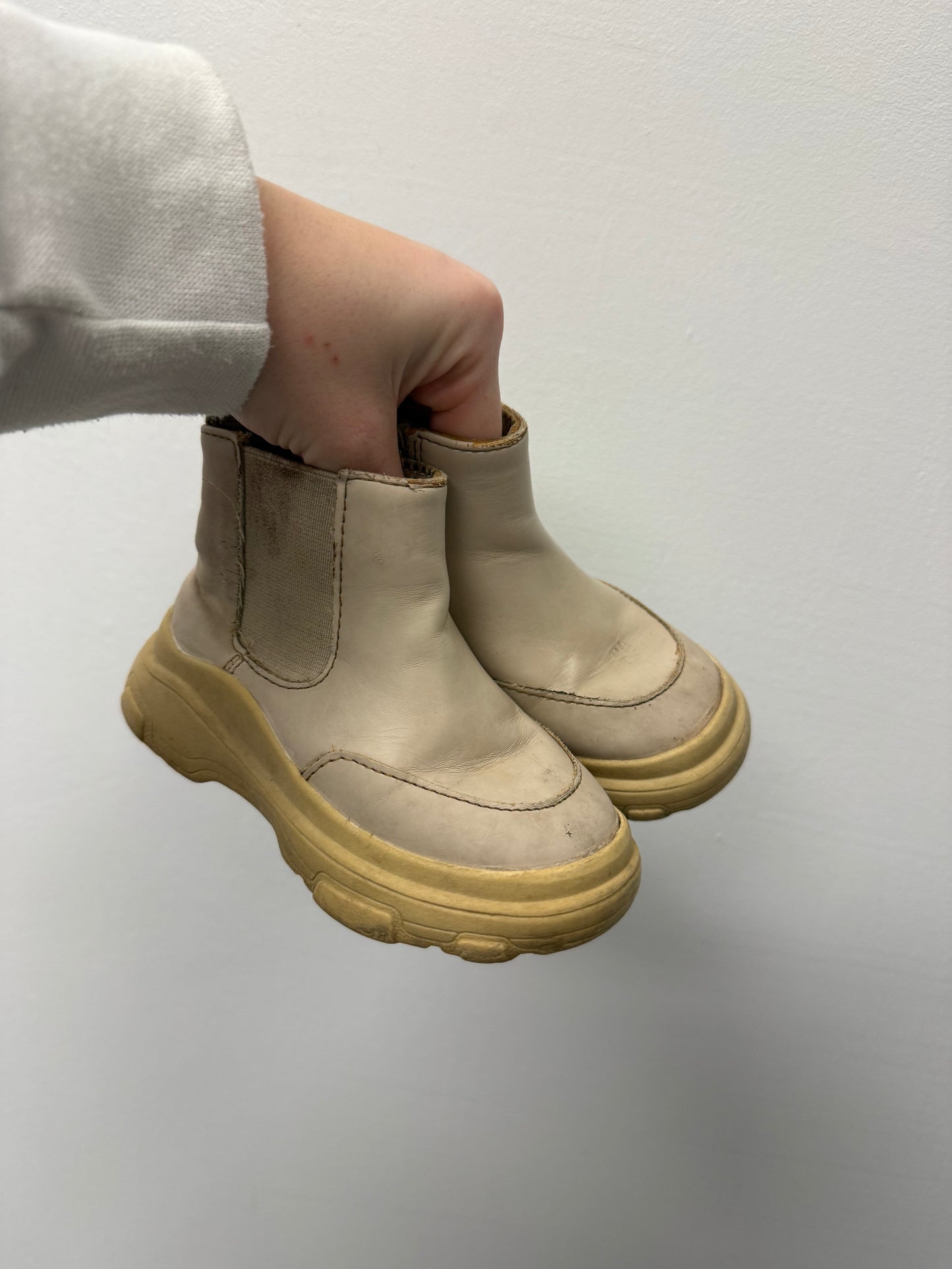 ZARA BOOT SIZE 6 TODDLER