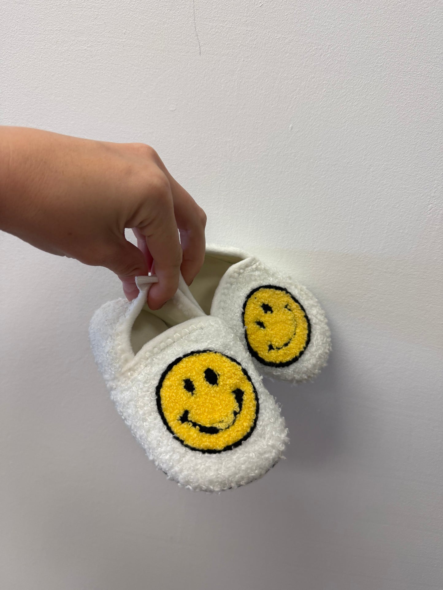 SMILEY FACE SLIPPERS SIZE 4-5