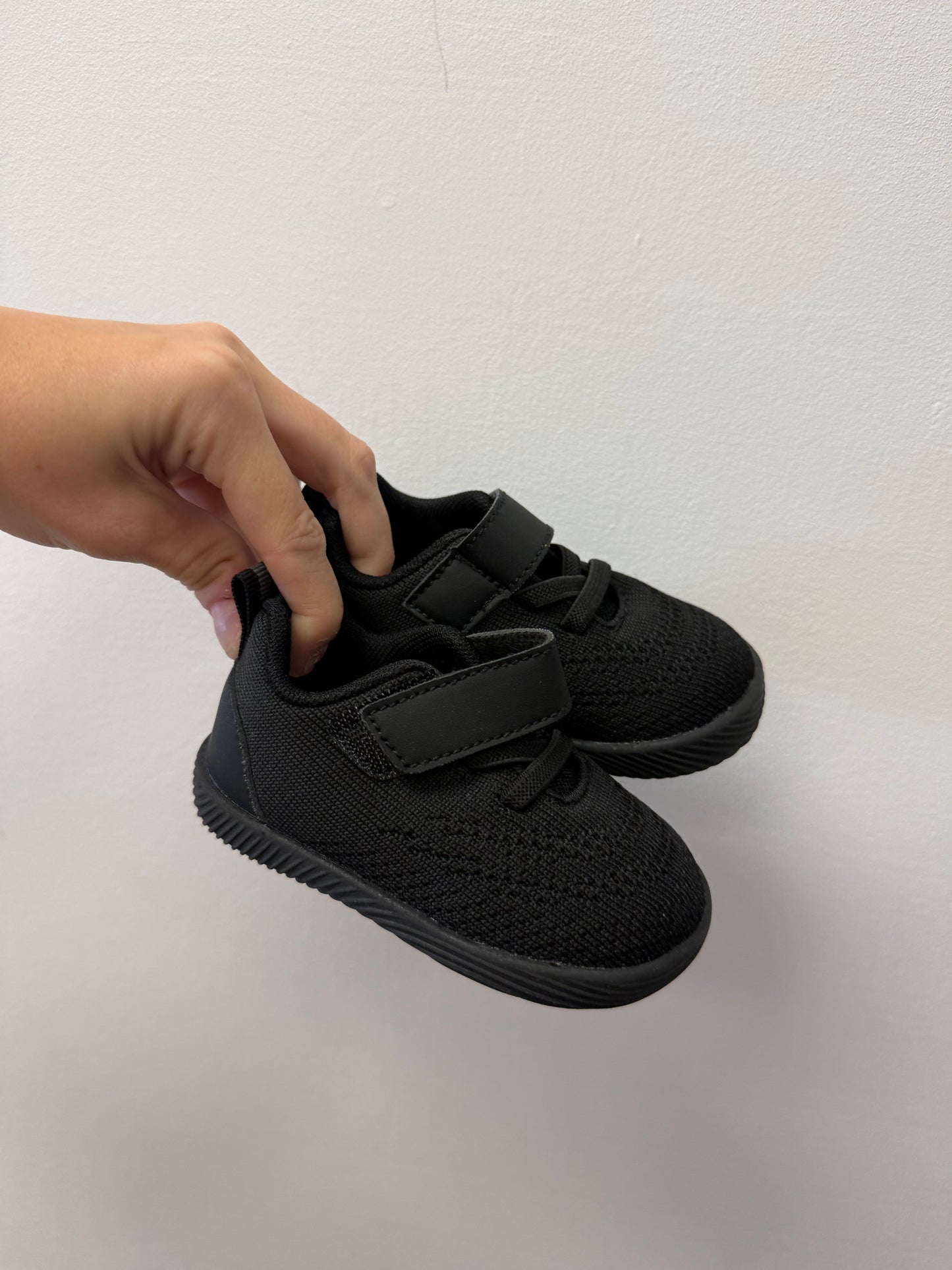 MORENDL BLACK RUNNERS SIZE 4-5