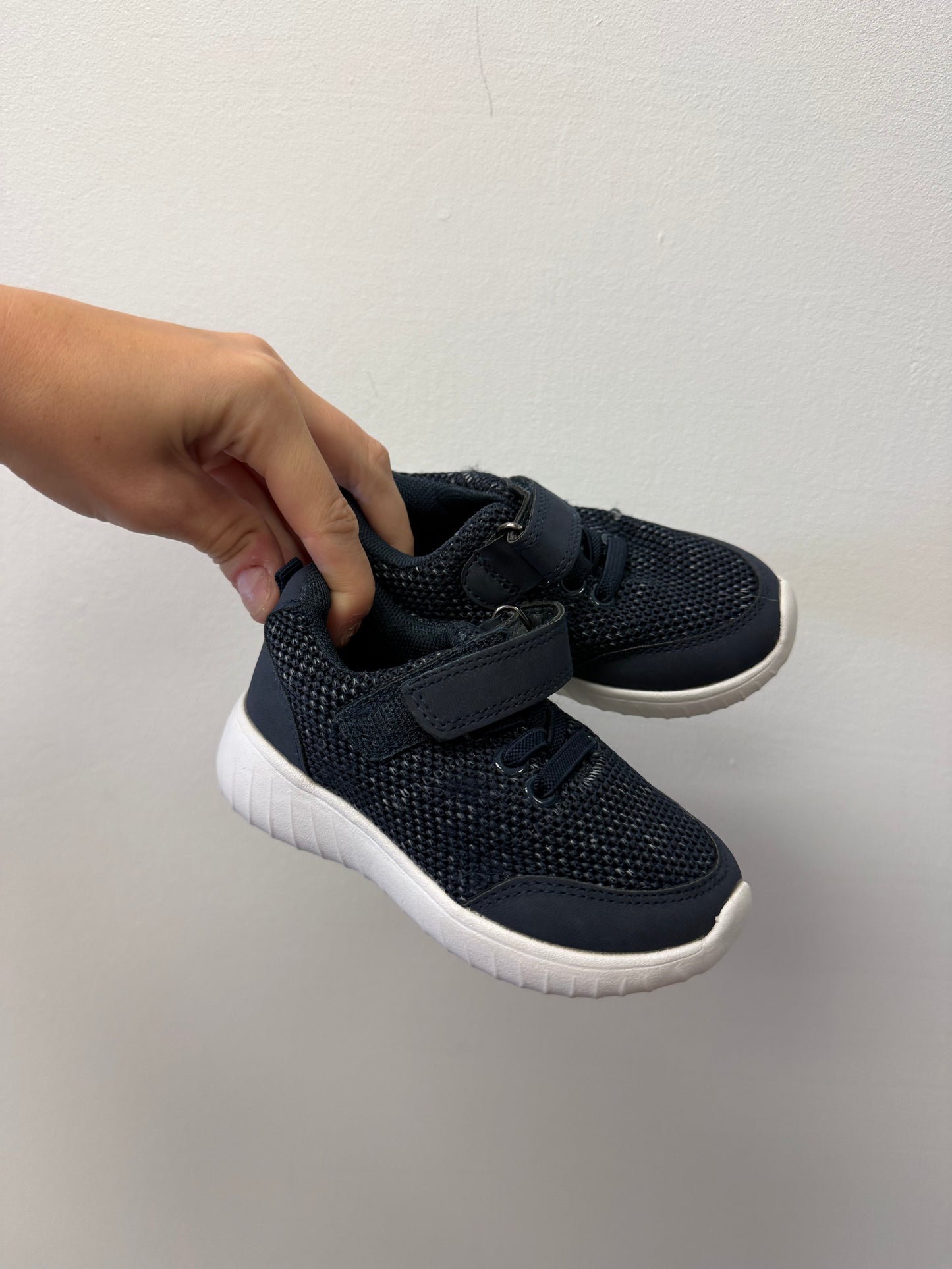 JOE FRESH NAVY BLUE RUNNERS SIZE 6