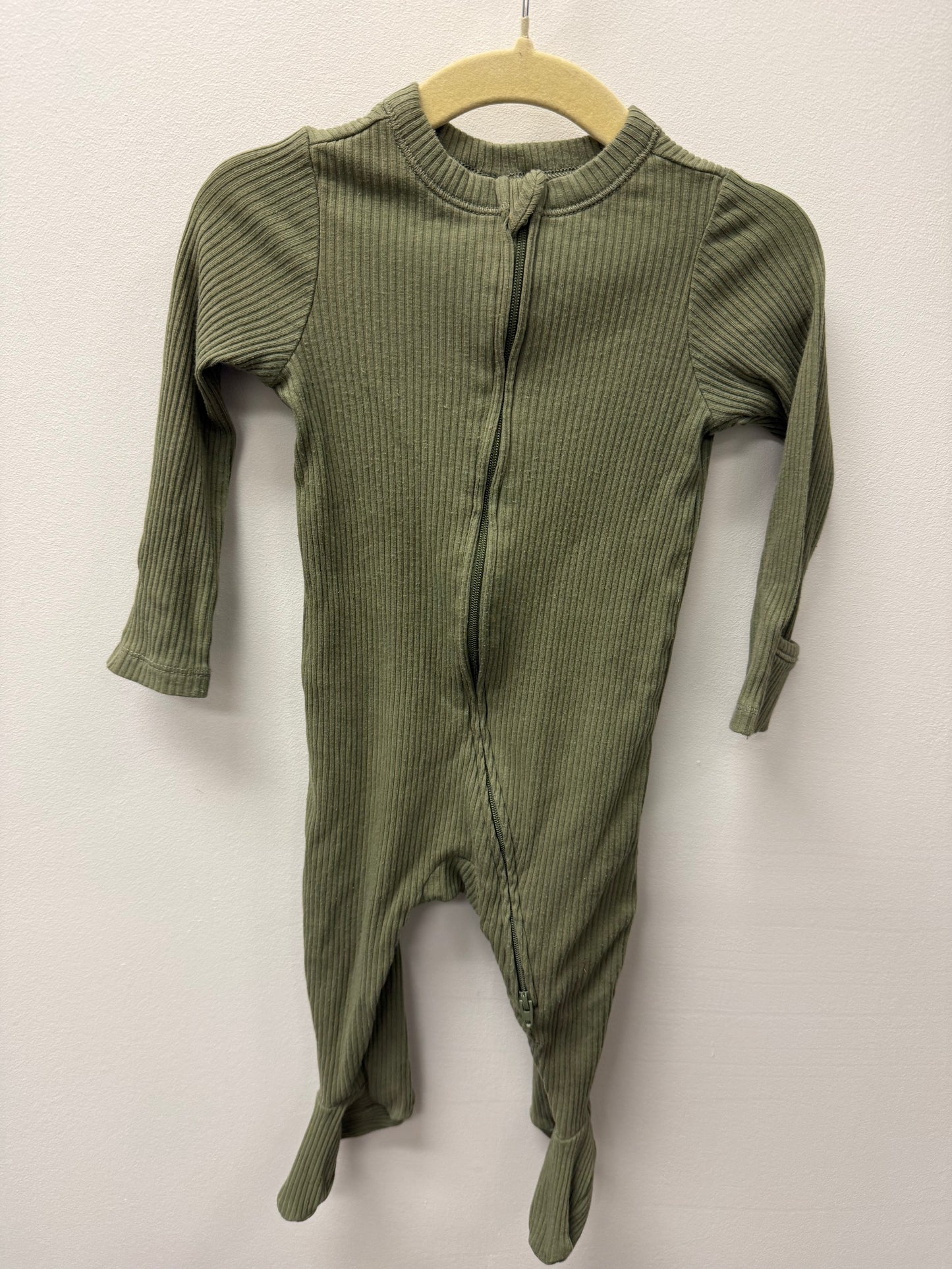 OLD NAVY GREEN RIBBED SLEEPER SIZE 6-9M