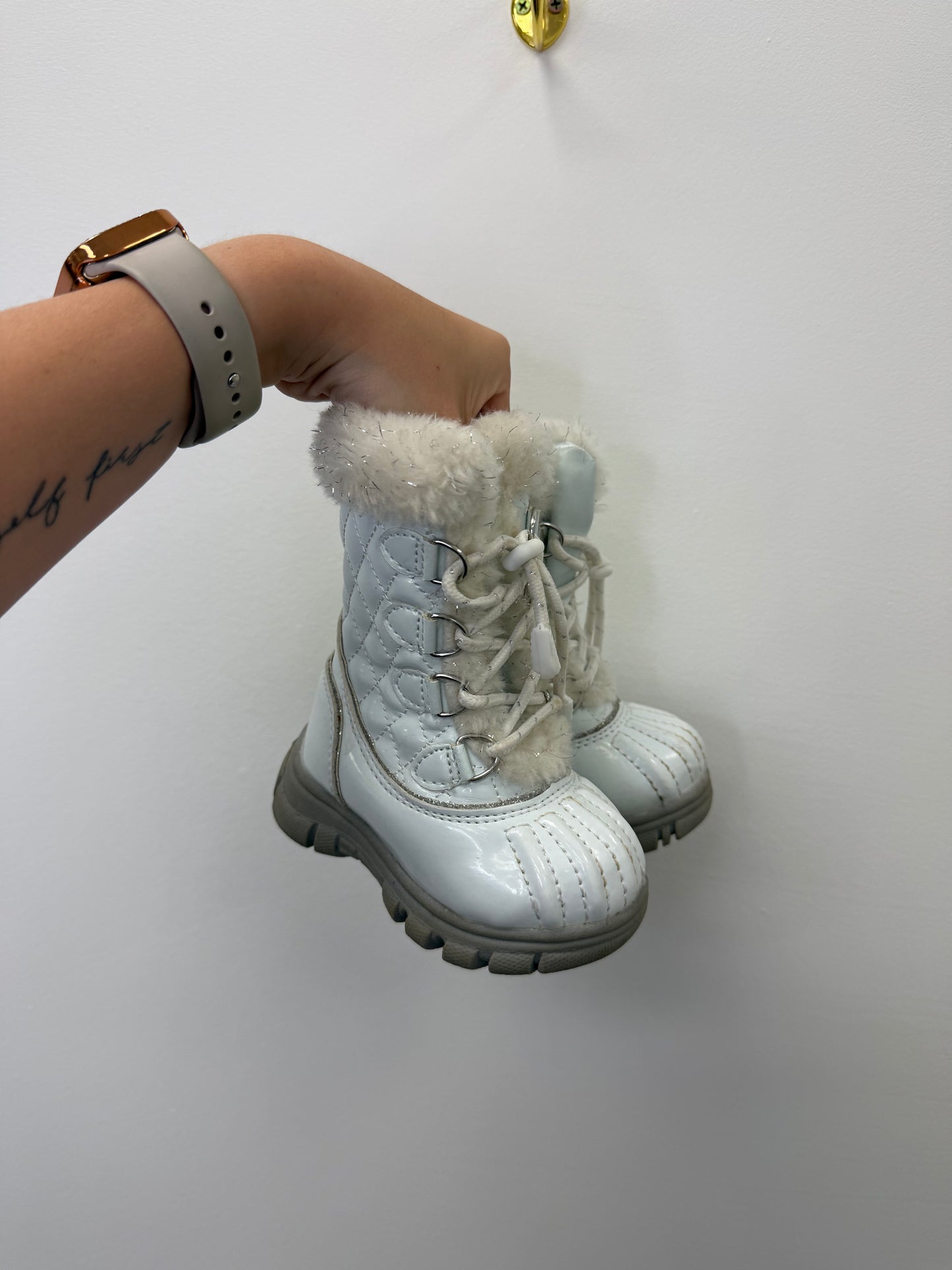 CHILDRENS PLACE WINTER BOOTS SIZE 5