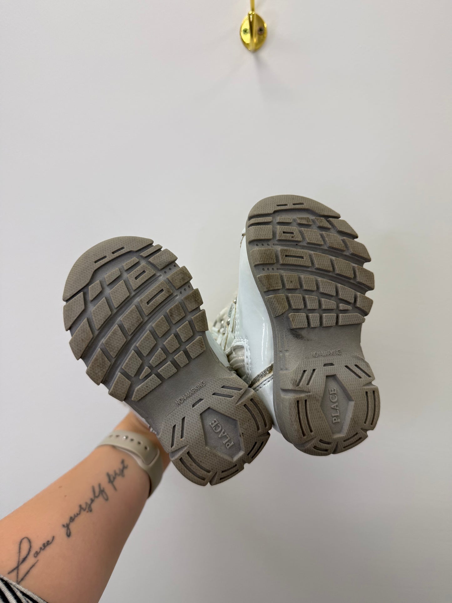 CHILDRENS PLACE WINTER BOOTS SIZE 5