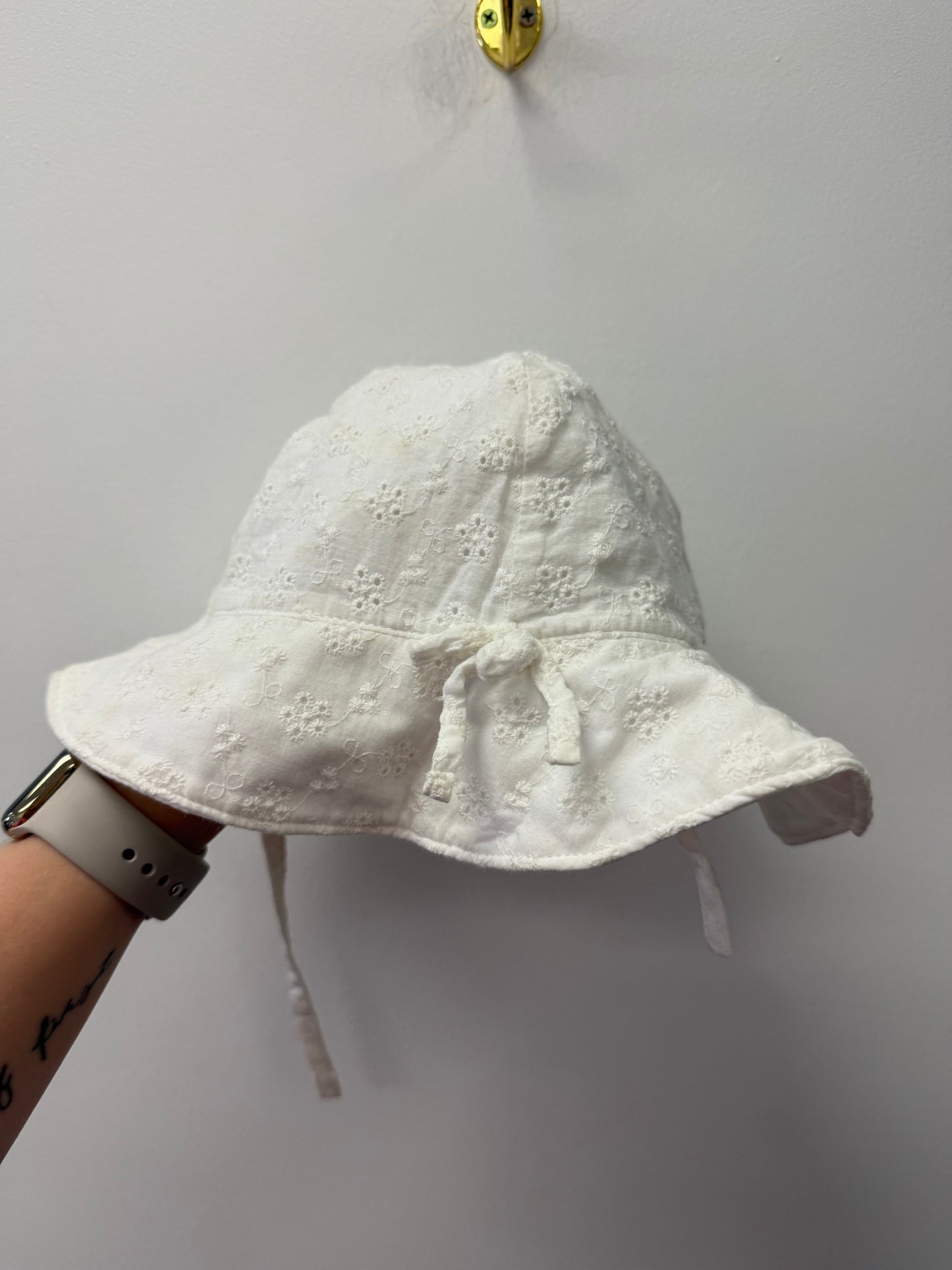 BABY GAP WHITE SUN HAT SIZE 12-18M