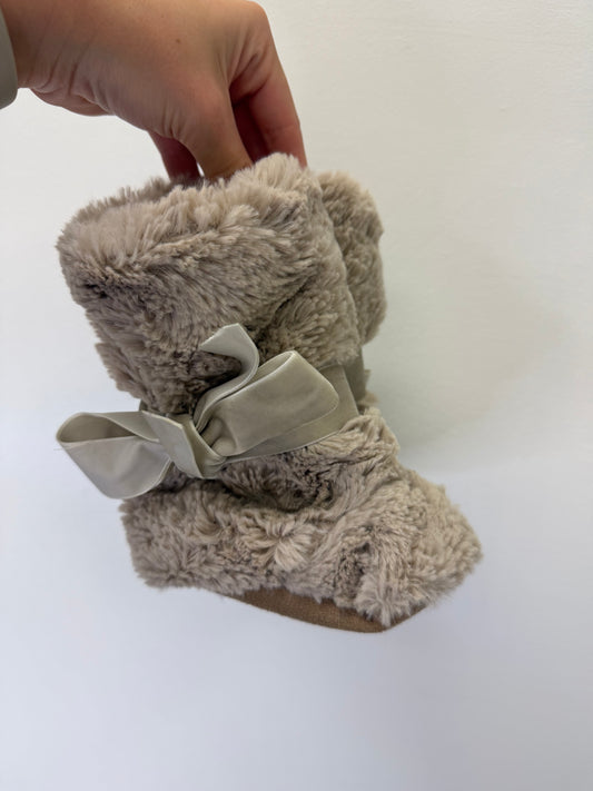 FUR BOOTIES SIZE 5