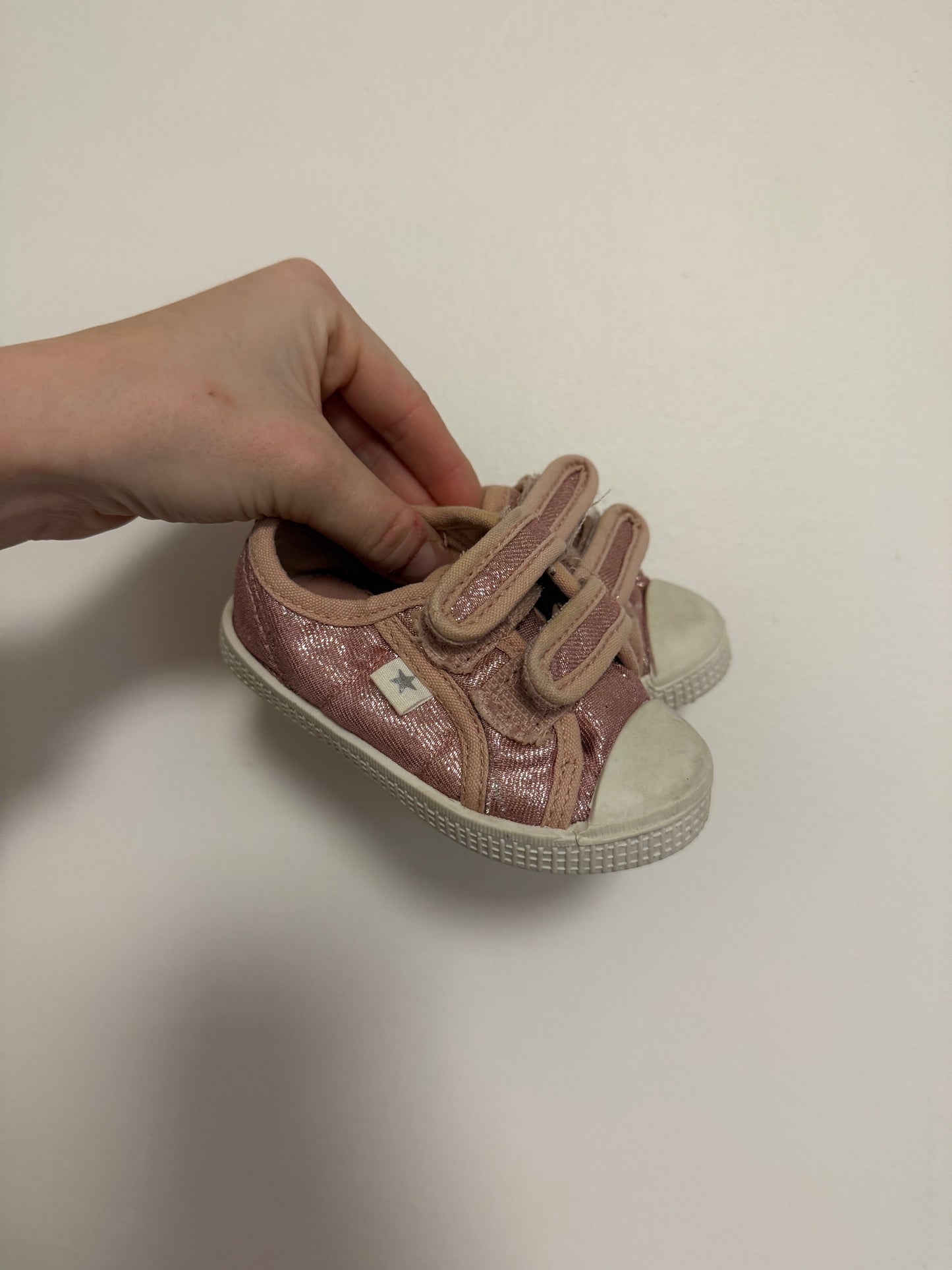 PINK SPRAKLY SHOES SIZE 4 TODDLER