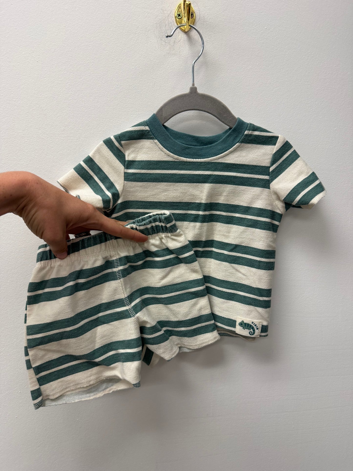 CARTERS STRIPPED SHORTS SET SIZE 12M