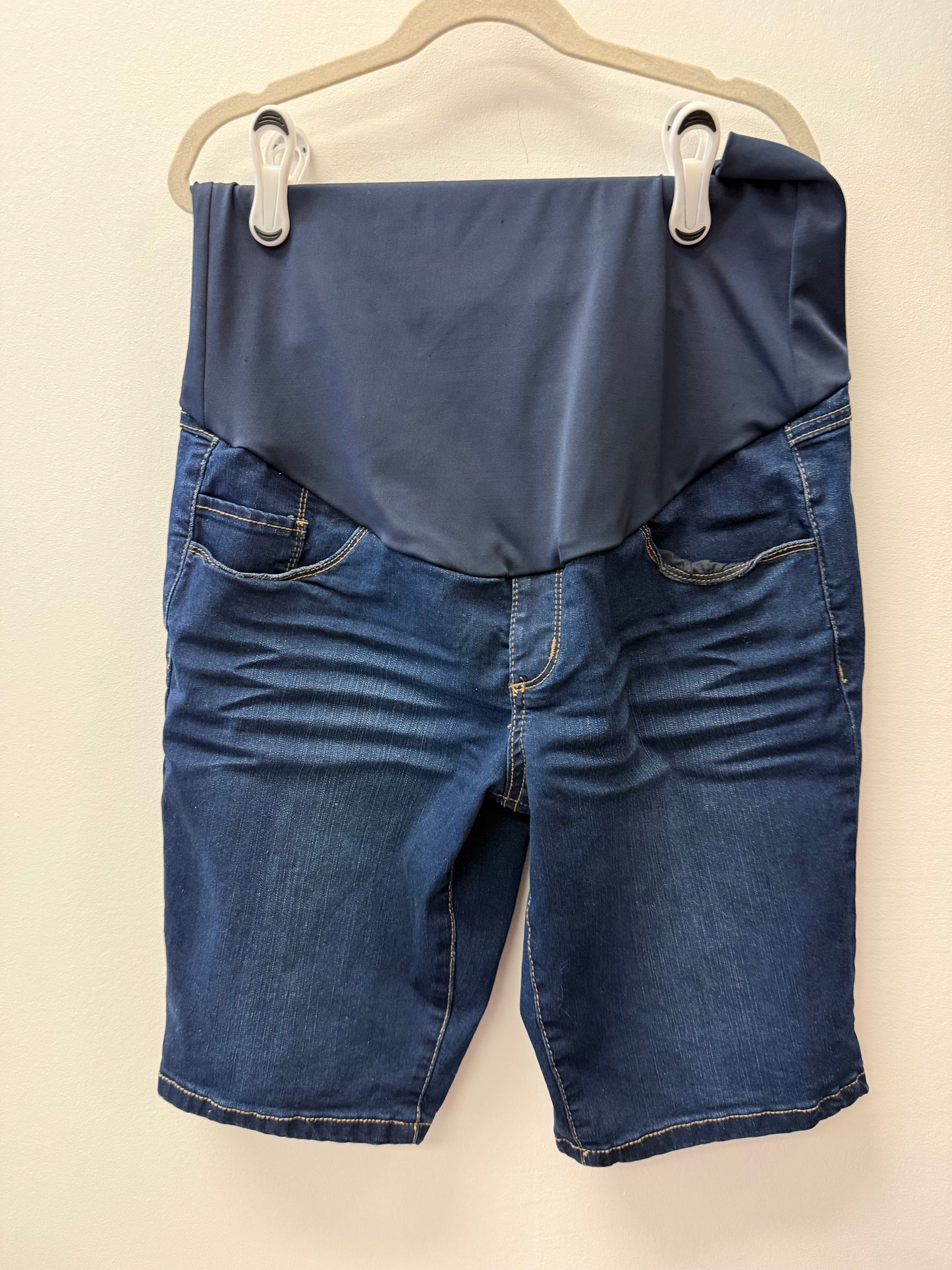 THYME MATERNITY SHORTS SIZE MEDIUM