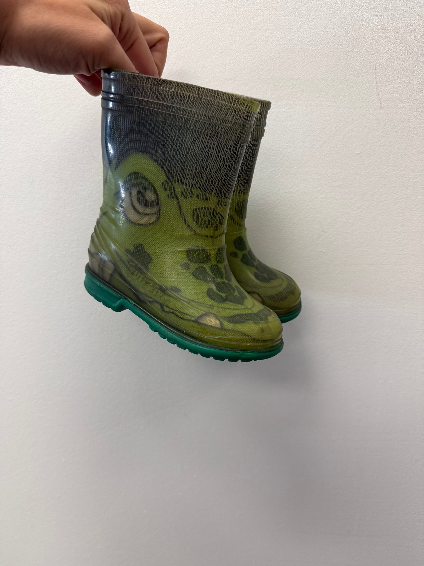 ALLIGATOR GUM BOOTS SIZE 6