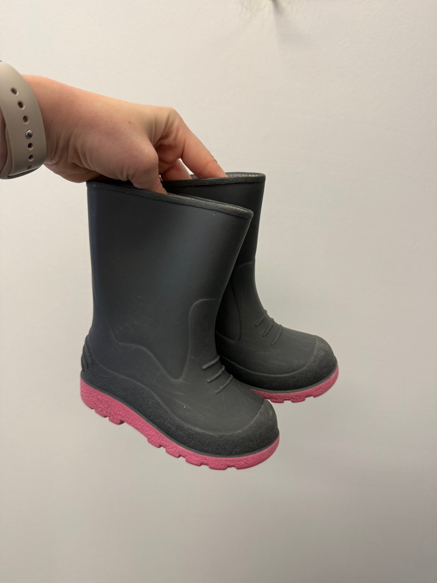 GREY & PINK GUM BOOTS SIZE 6