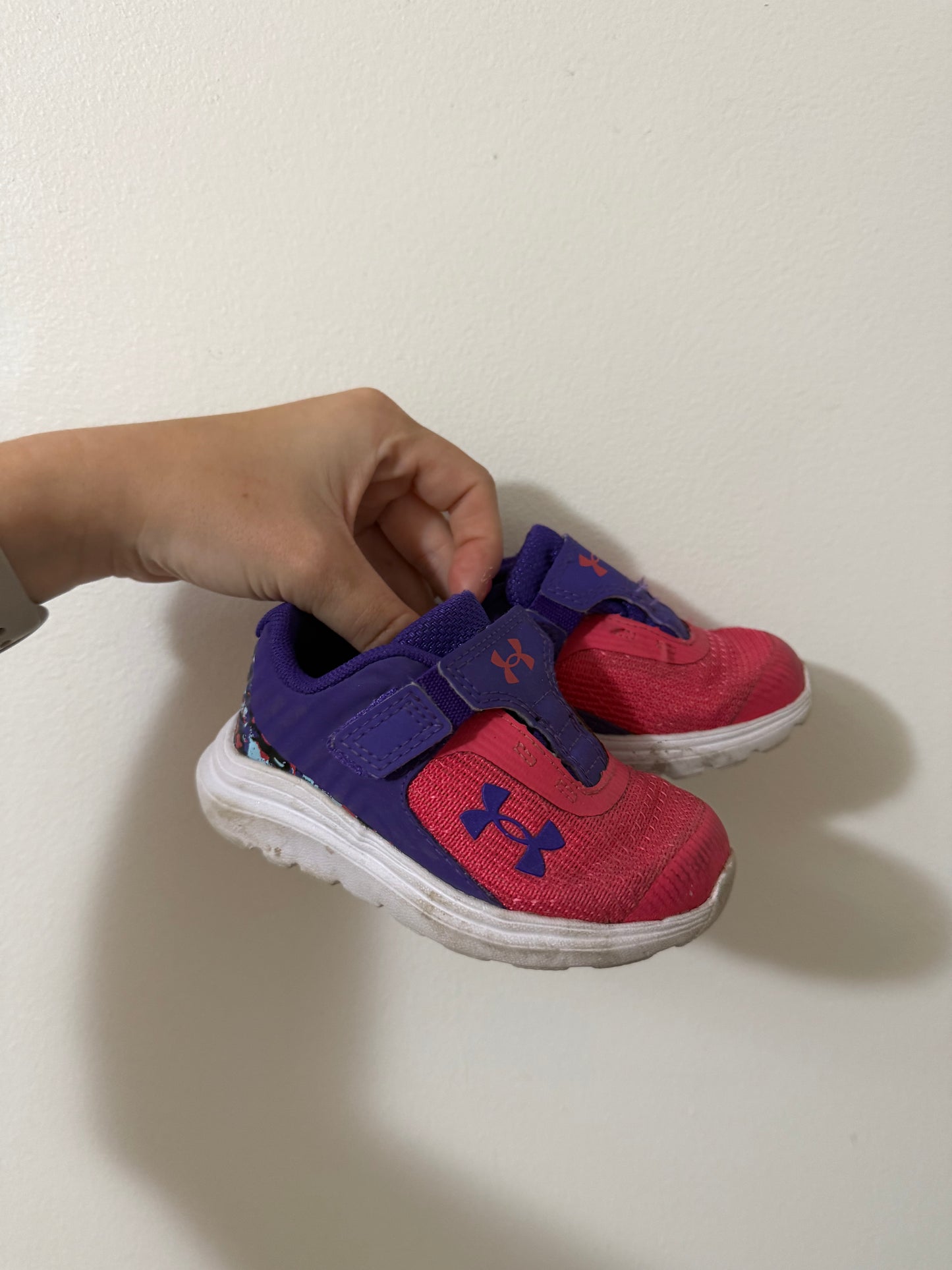 UNDER ARMOUR RUNNERS SIZE 5