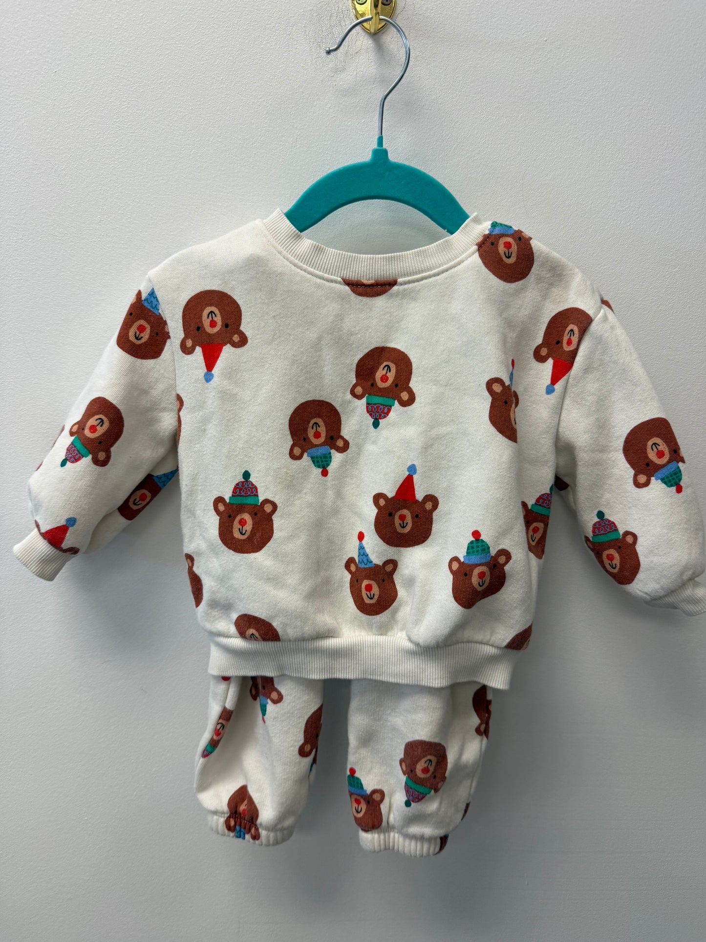 OLD NAVY BEAR OUTFIT SIZE 6-12M (PLAY)