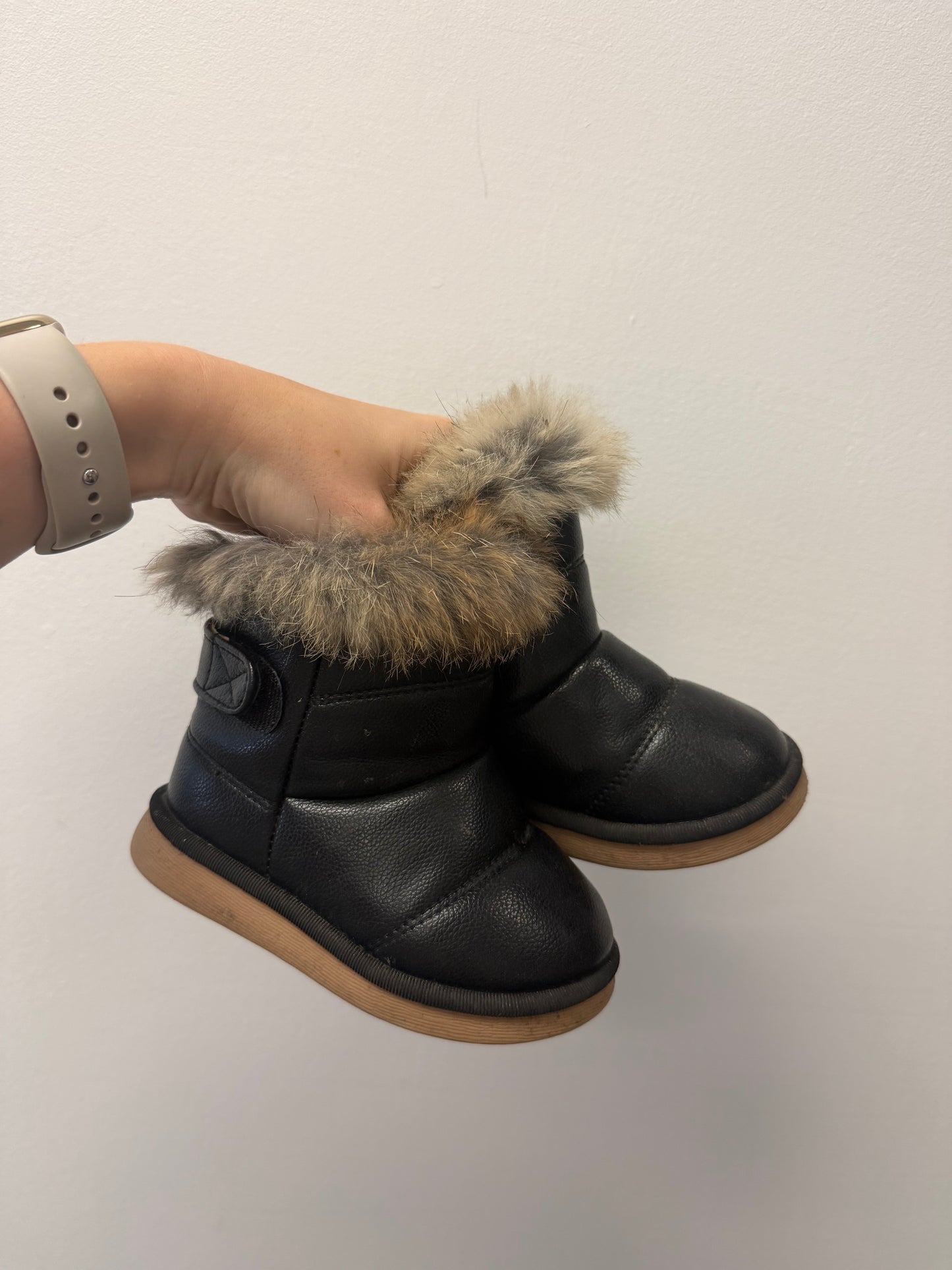 COMFY KIDS BLACK BOOTS SIZE 7-8