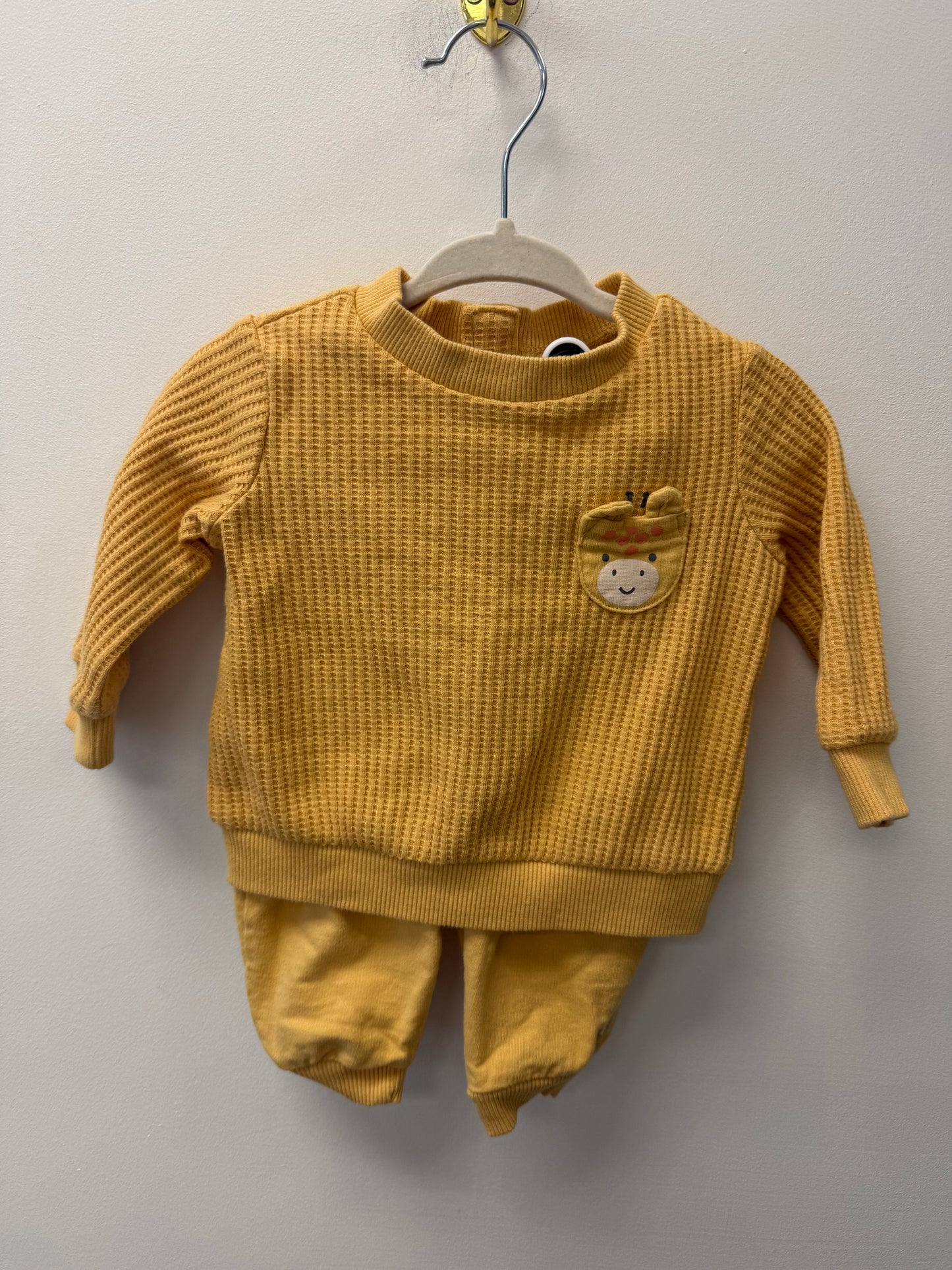 NEAR NEW HUGGIES GIRAFFE OUTFIT SIZE 6M