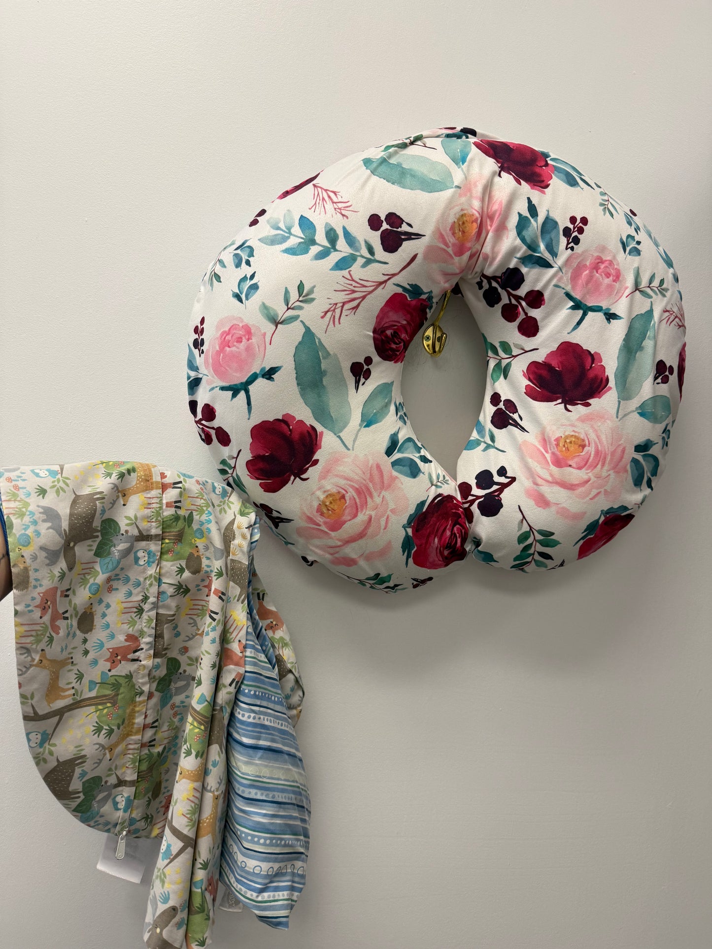 BOPPY NURSING PILLOW WITH 3 COVERS