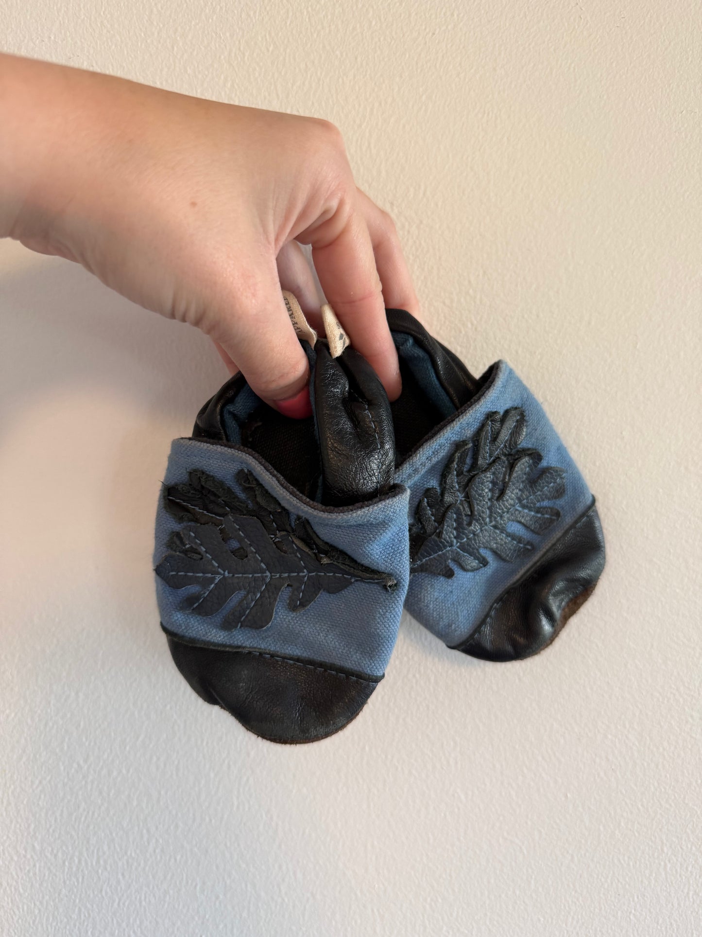 ROCKS & ROOTS APPAREL SLIPPERS SIZE 6-12M