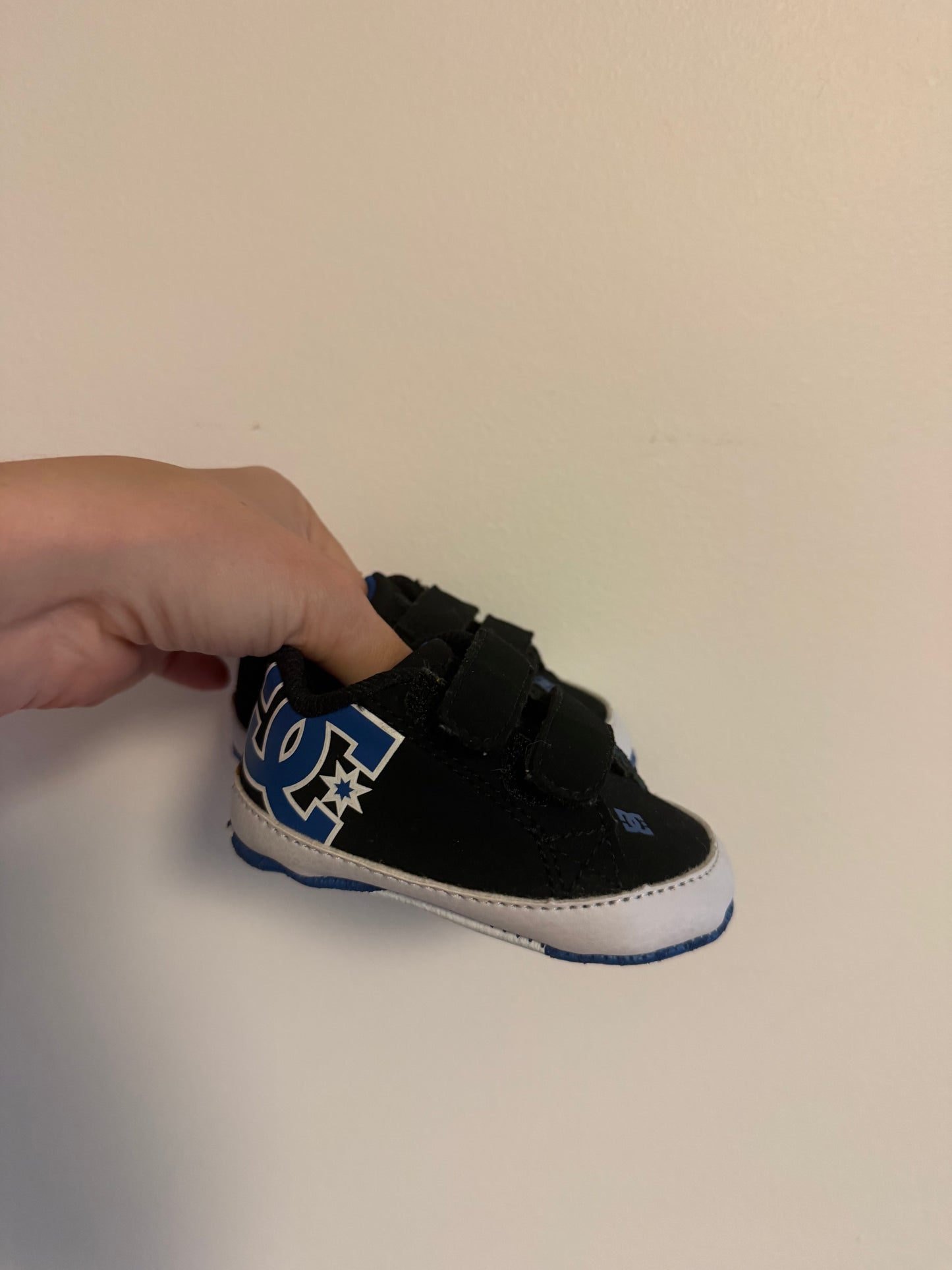 NEAR NEW DC SHOES SIZE 1