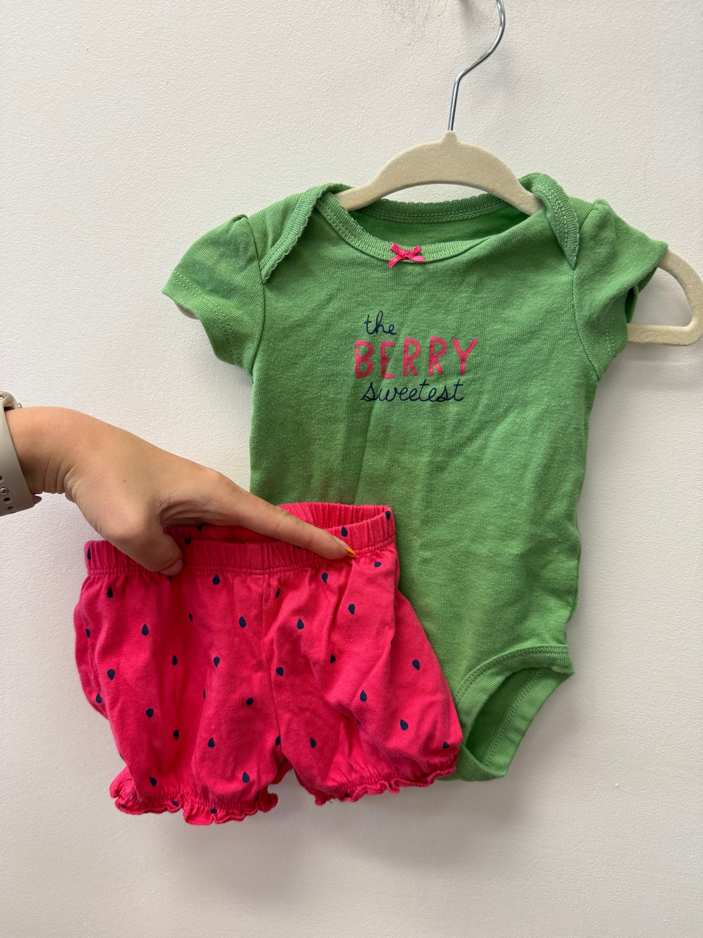CARTERS BERRY OUTFIT SIZE 3M
