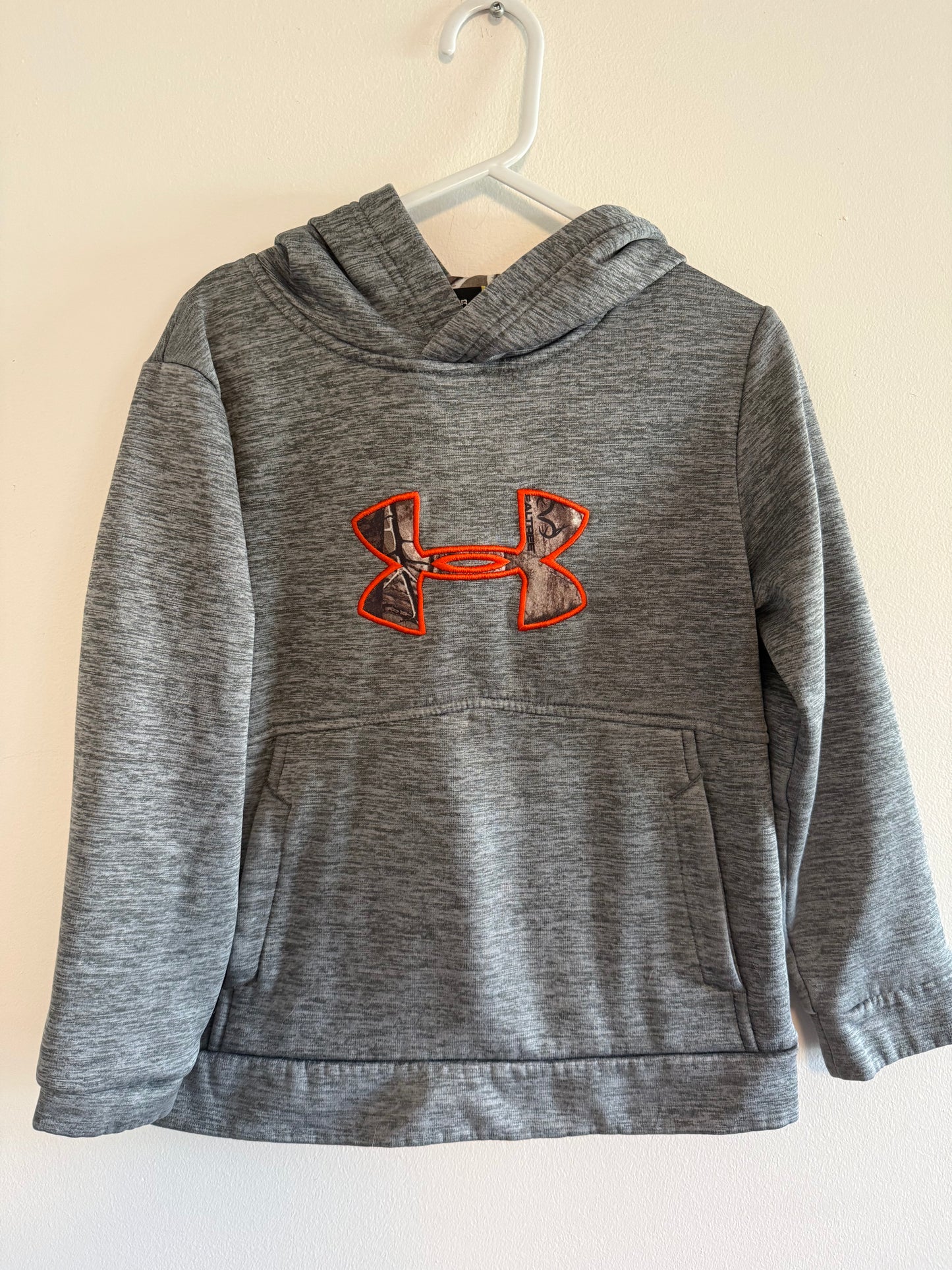 UNDER ARMOUR CAMO HOODIE SIZE 7-8