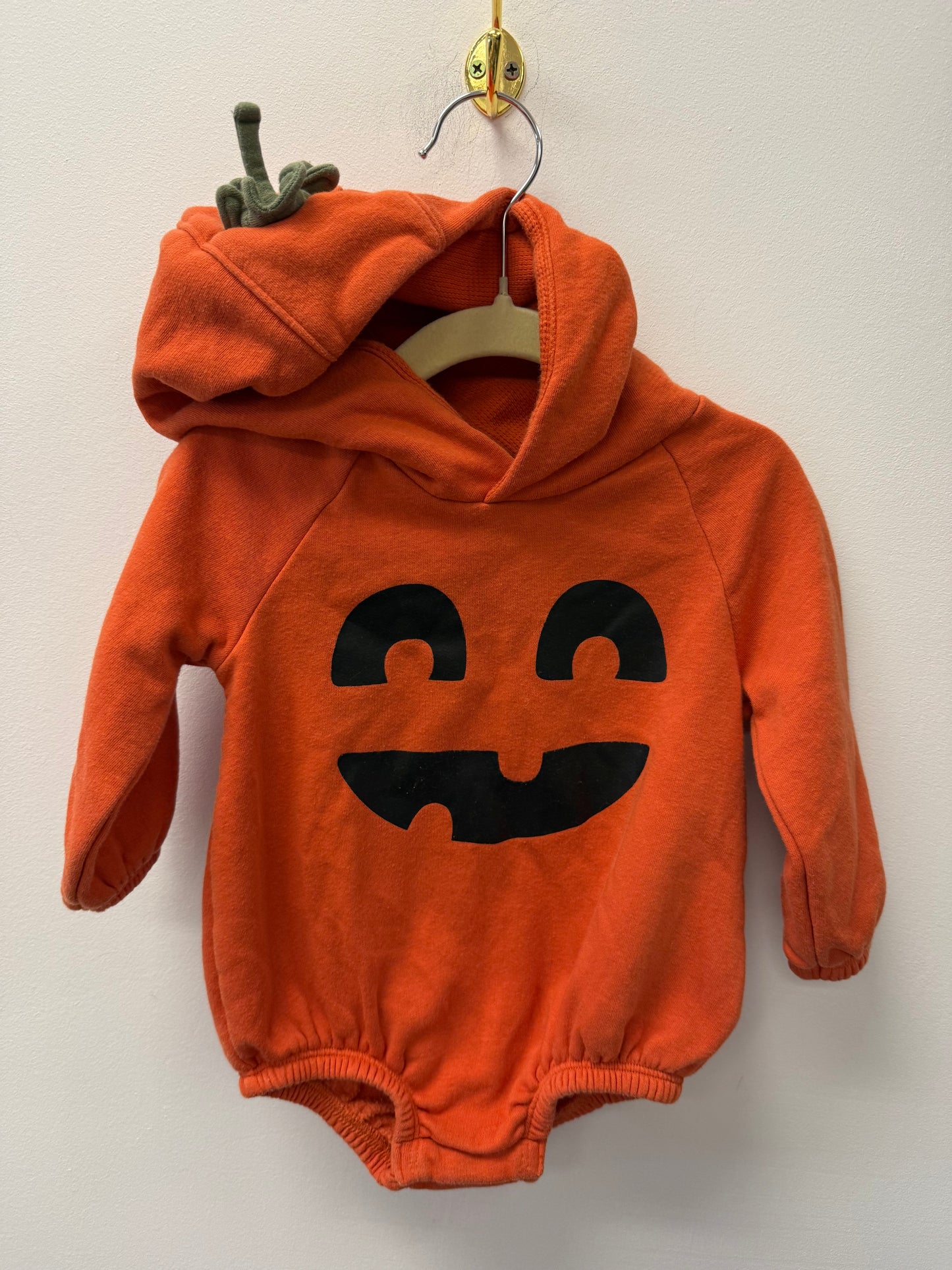 OLD NAVY HOODED PUMPKIN ONESIE SIZE 12-18M