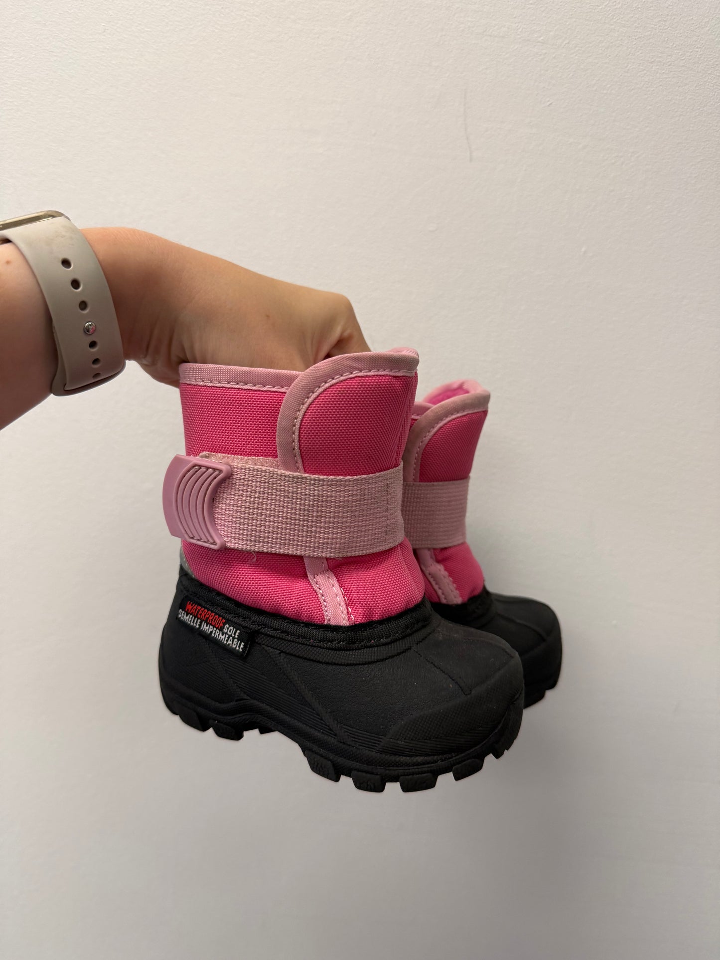 NEAR NEW PINK WINTER BOOTS SIZE 4