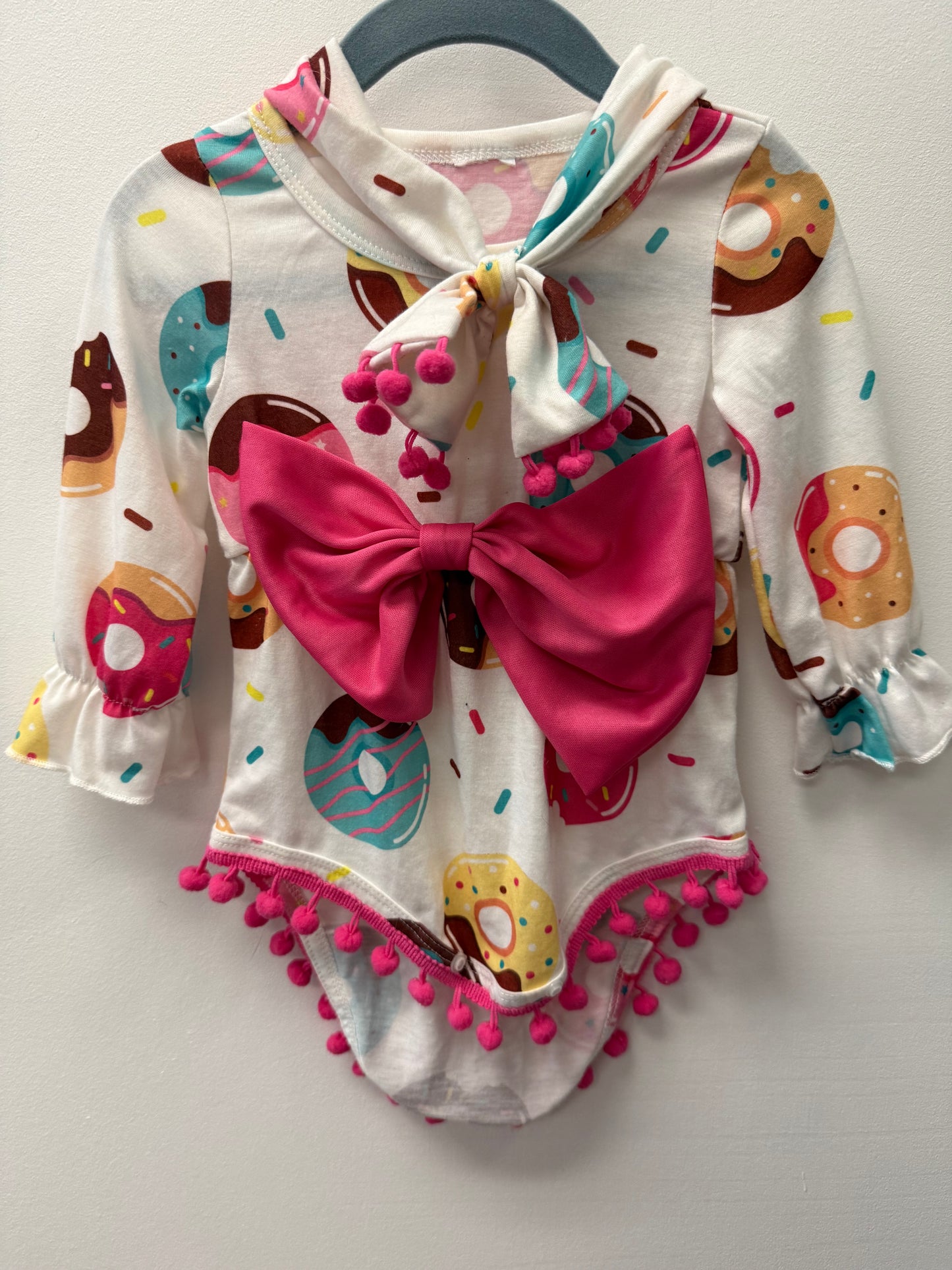 DONUT ONESIE + BOW SIZE 6-12M