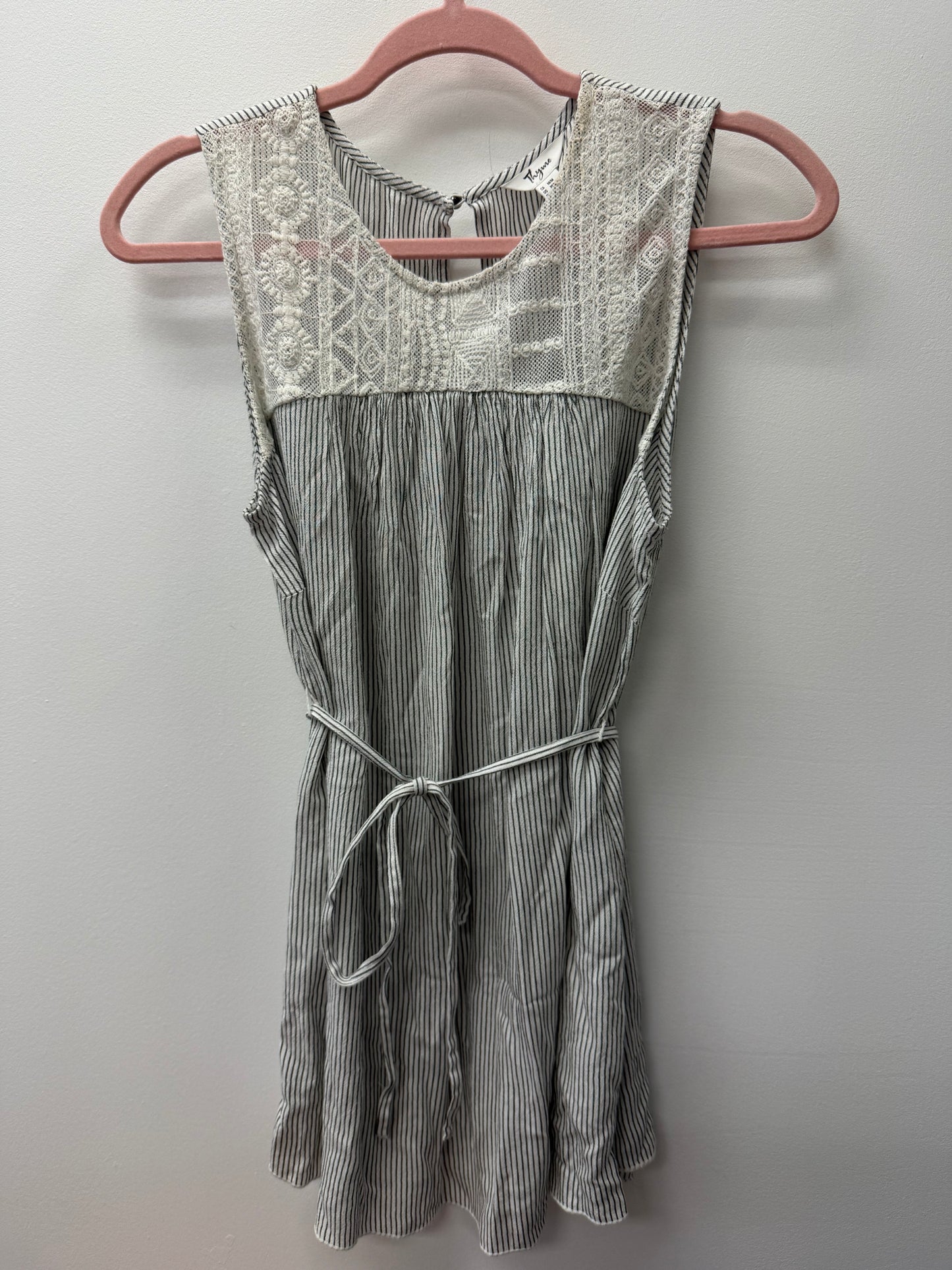 THYME MATERNITY LACE NECKLINE SHIRT SIZE MEDIUM