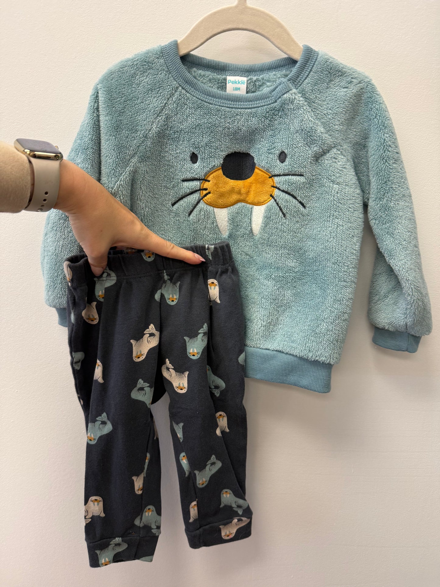 PEKKLE FUZZY SEAL 3 PIECE OUTFIT SIZE 18M
