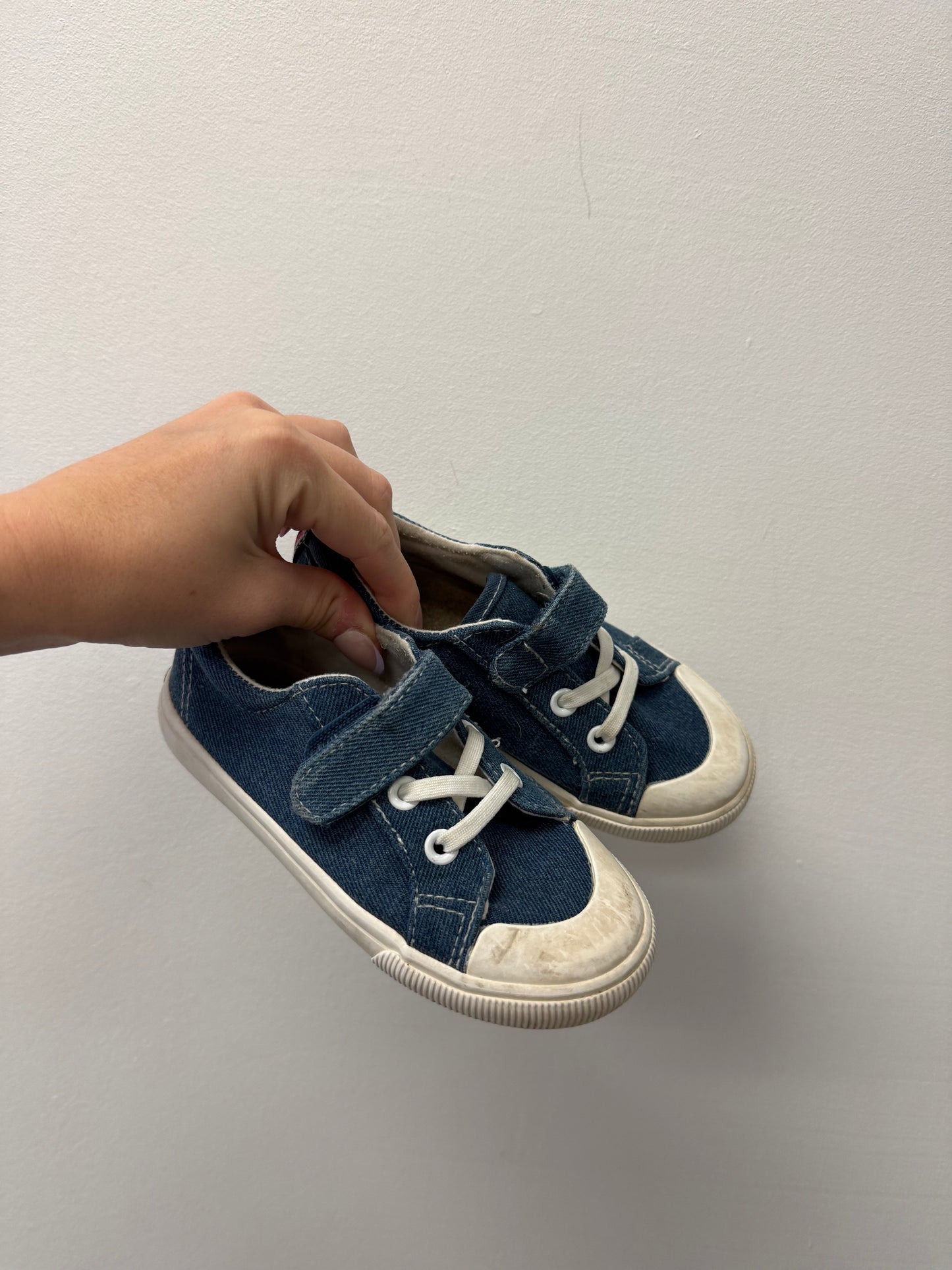 GAP VELCRO SNEAKERS SIZE 8