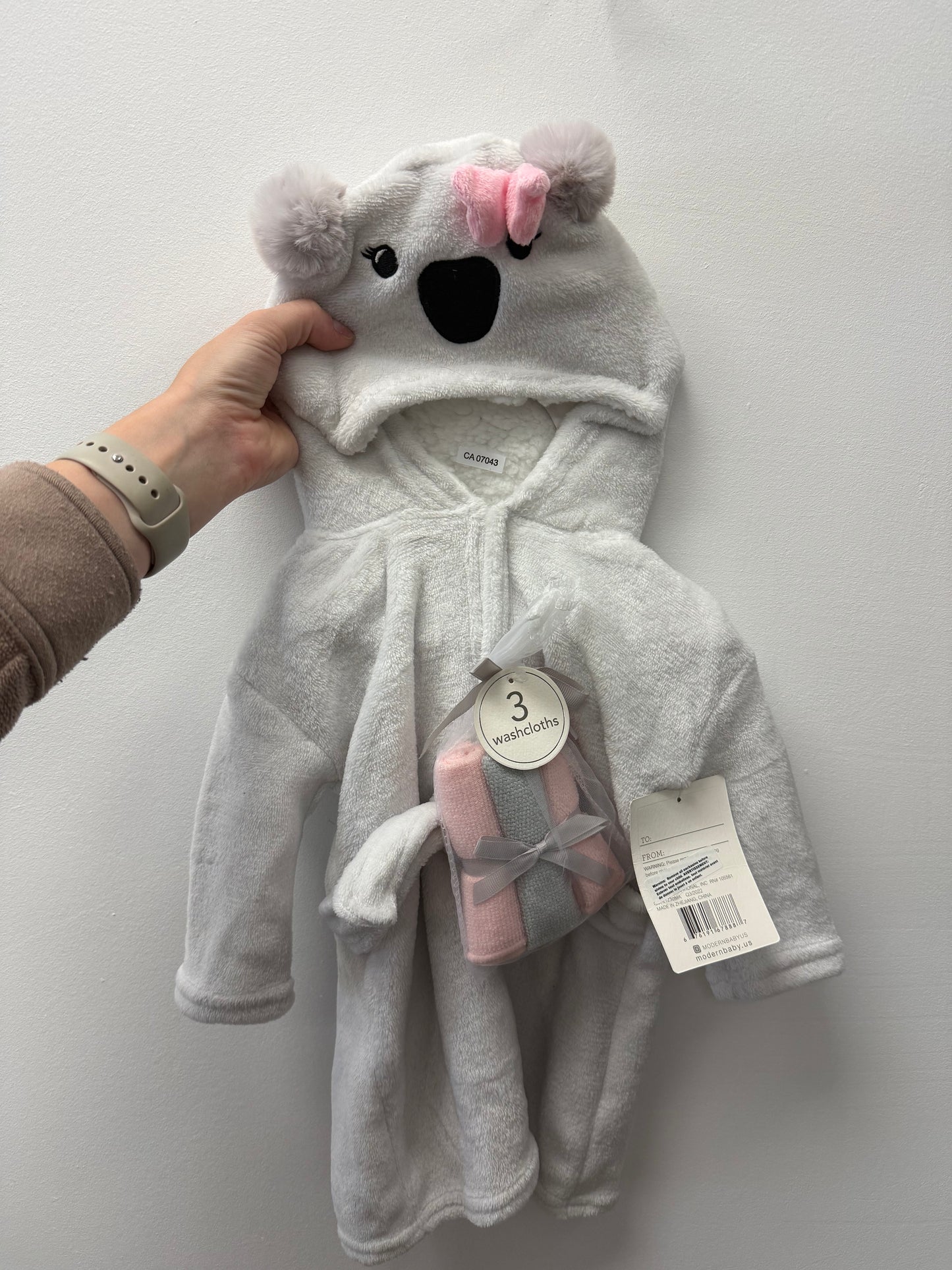 NEW MODERN BABY ROBE + 3 WASH CLOTHES SIZE 0-9M