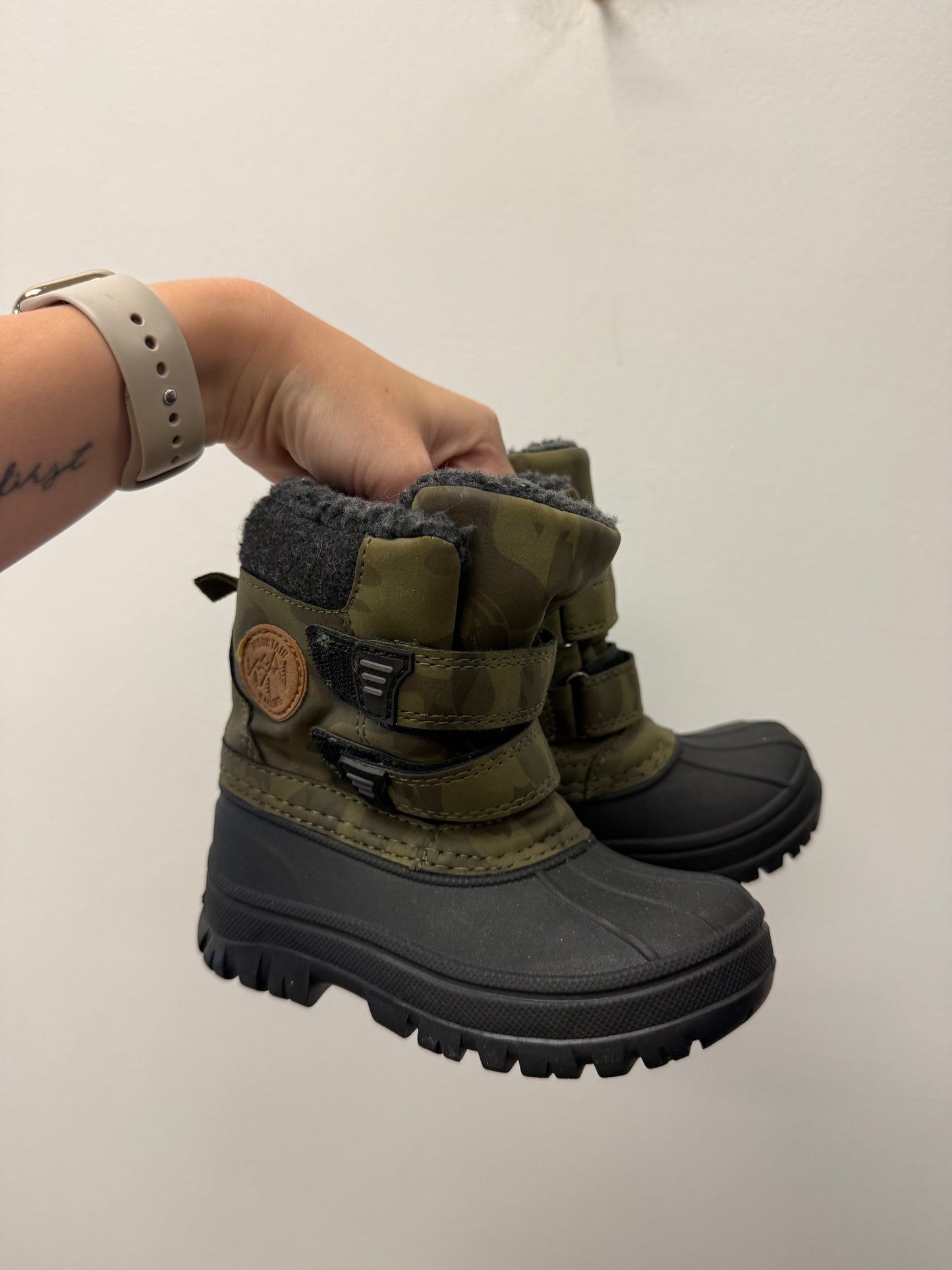 NEAR NEW JOE FRESH CAMO WINTER BOOTS SIZE 8