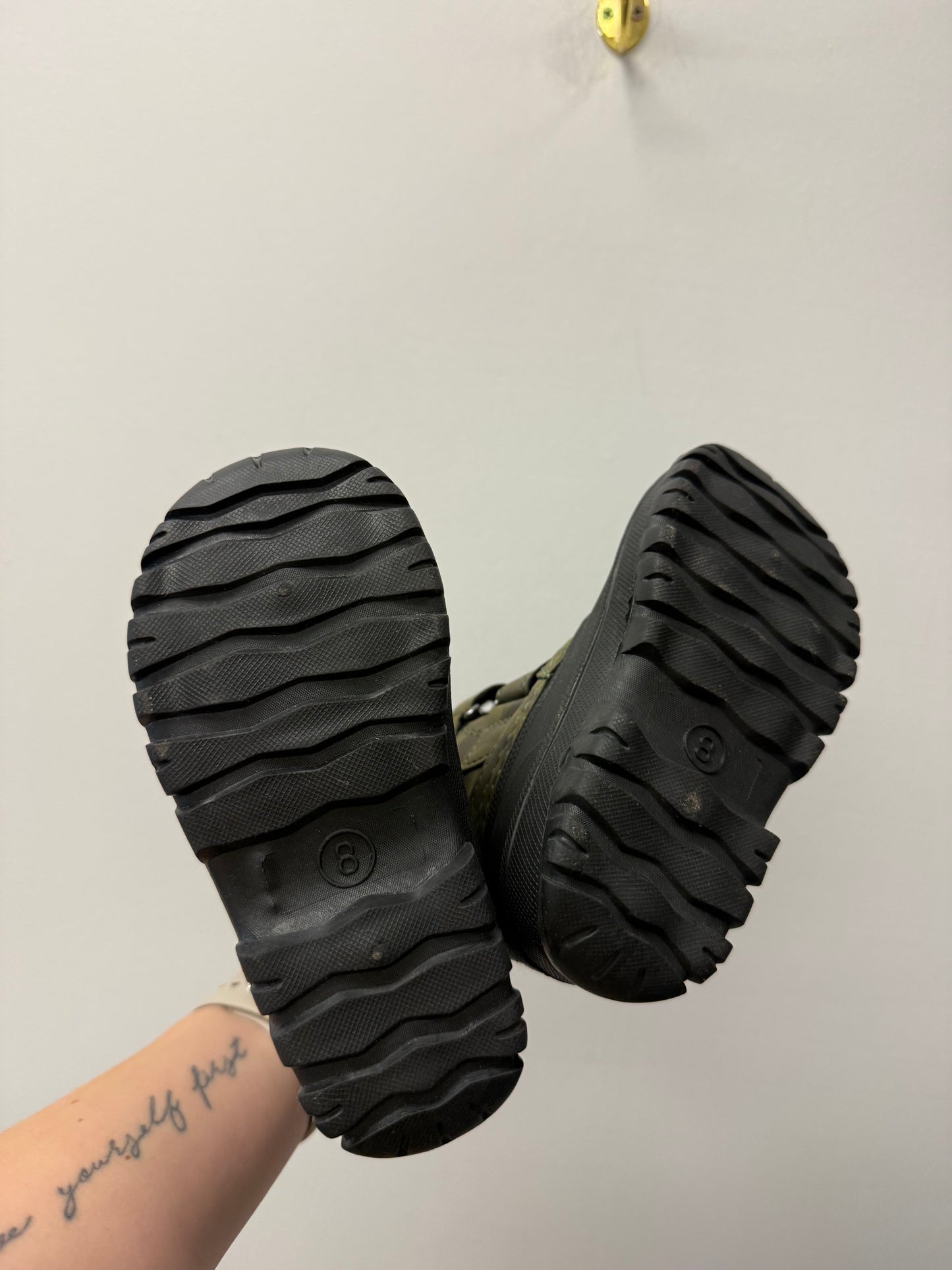 NEAR NEW JOE FRESH CAMO WINTER BOOTS SIZE 8