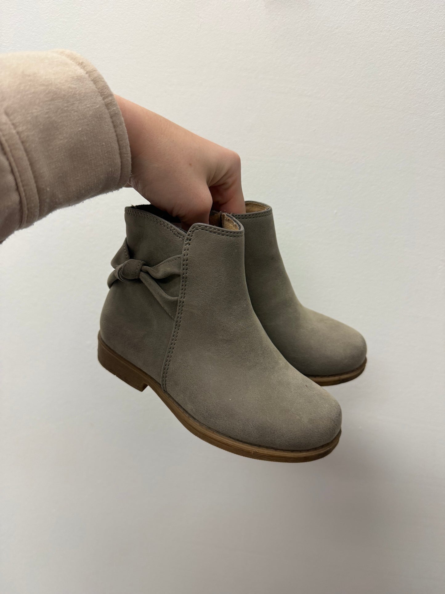 RACHEL BOOTS SIZE 9 (GREY)
