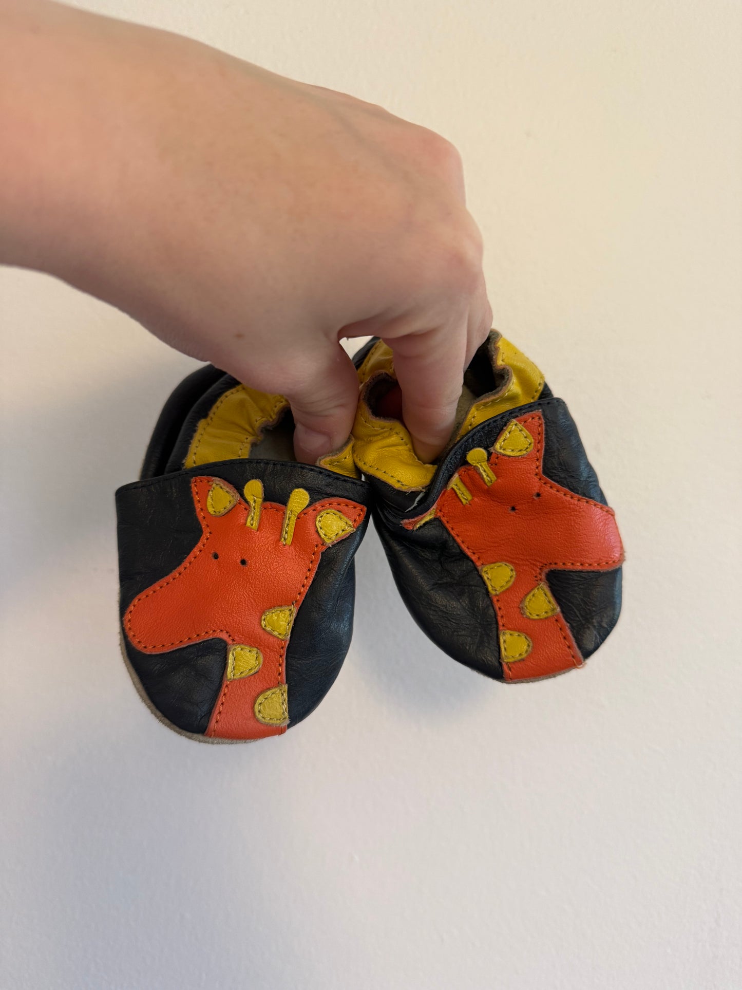 GIRAFFE LEATHER SLIPPERS SIZE 0-6M