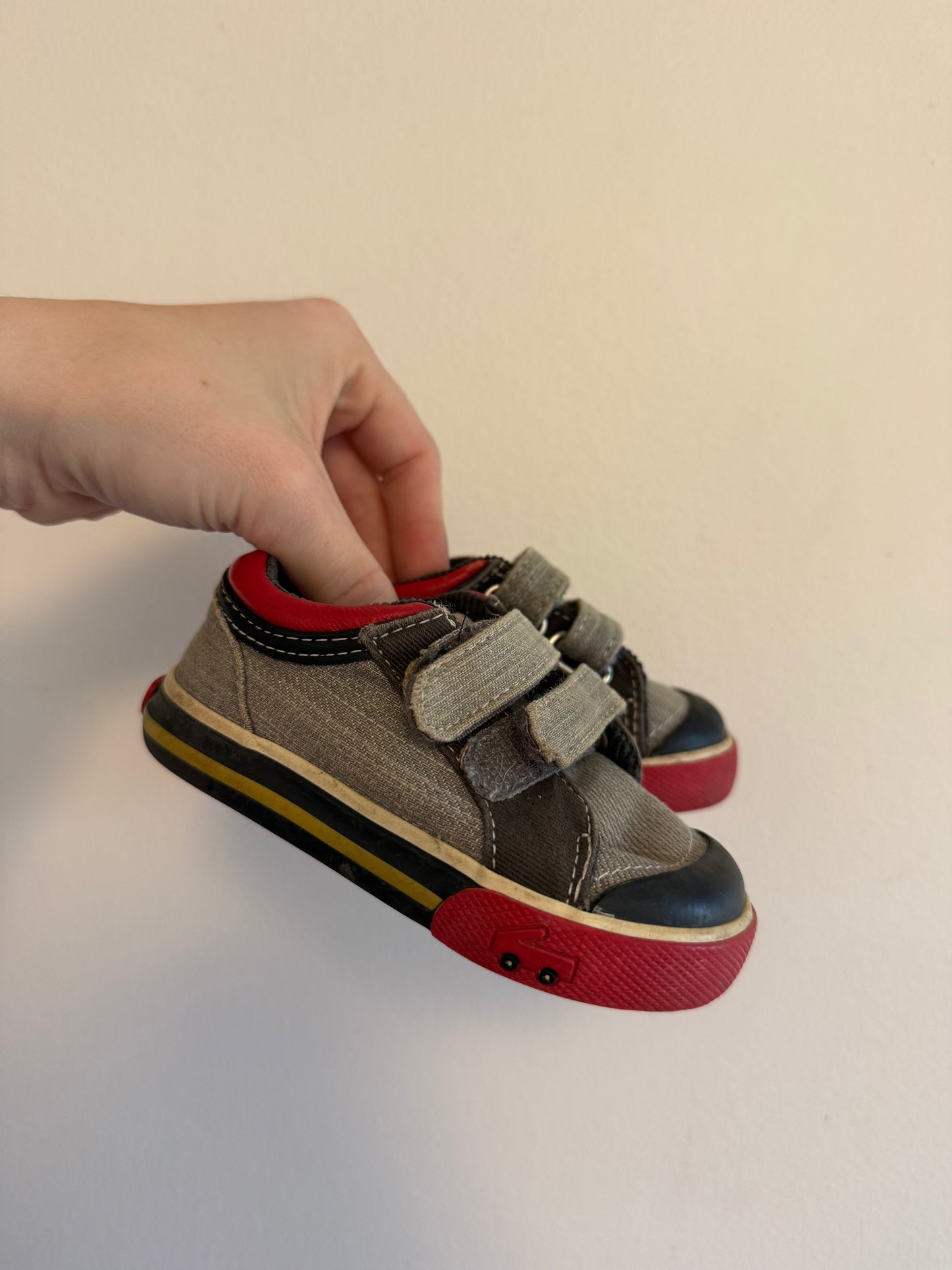 SEE KAI RUN SHOES SIZE 4