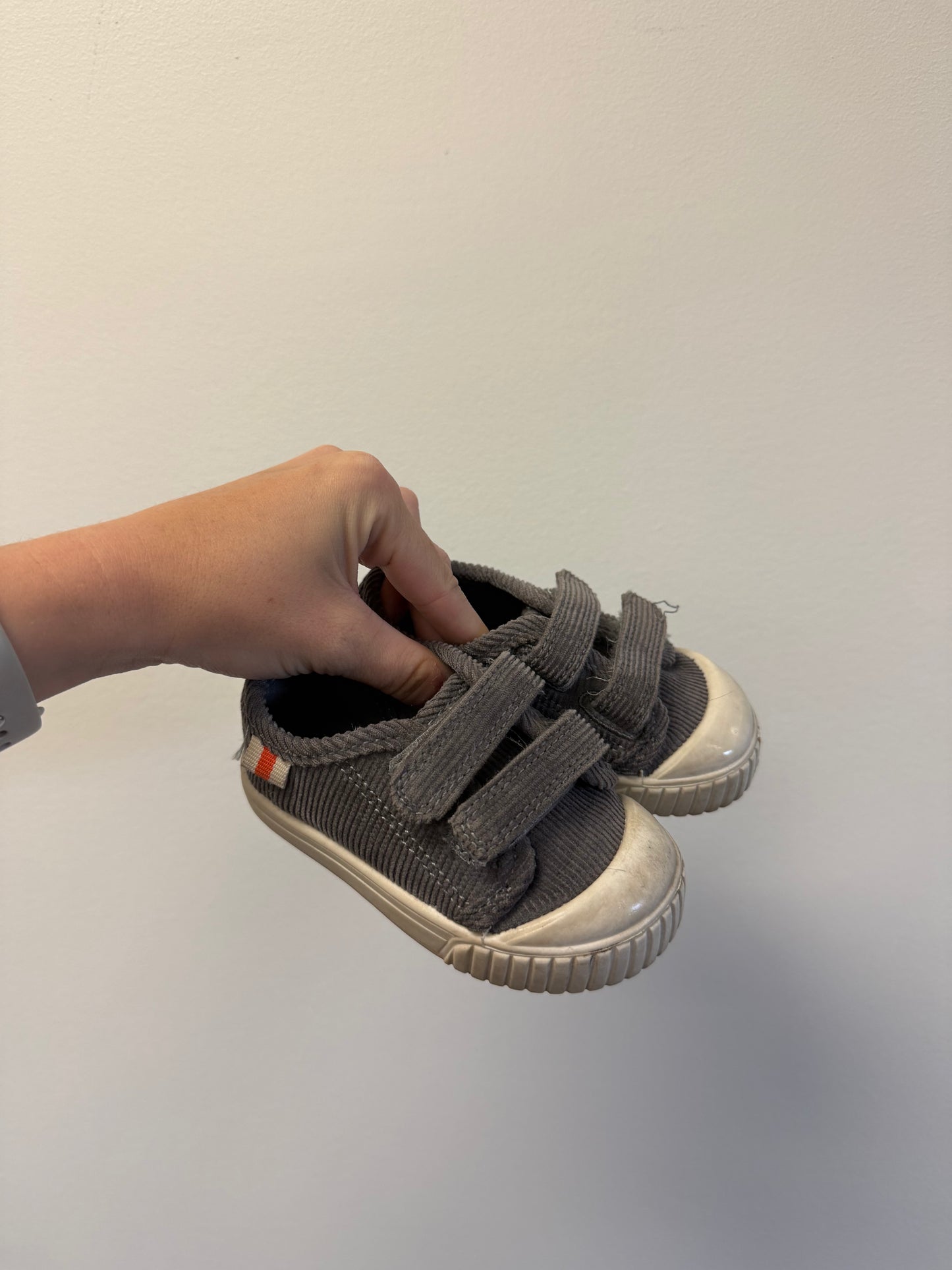 GEORGE COURDAROY RUNNERS SIZE 4
