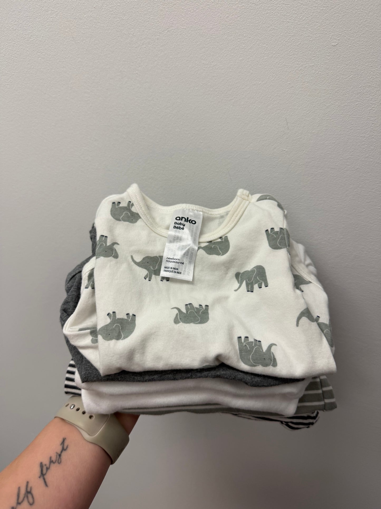 ANKO 6 PACK OF NEWBORN ONESIES