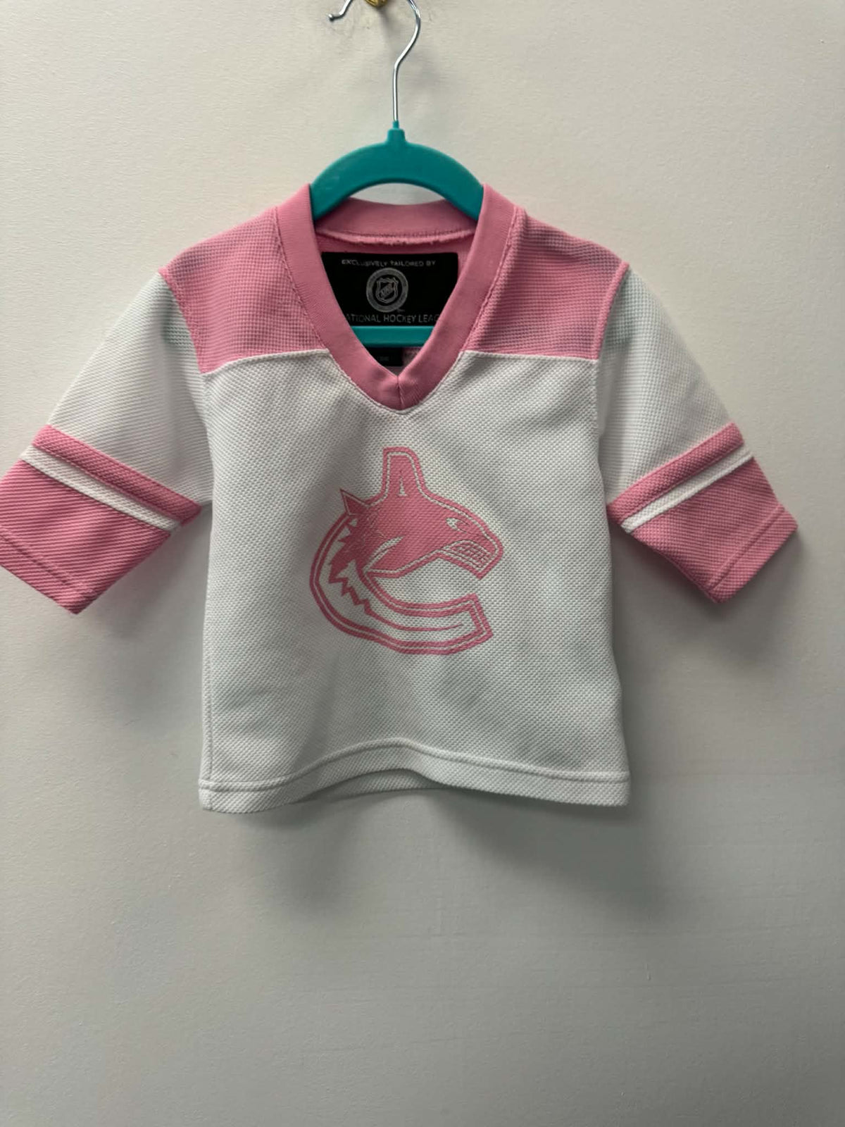 CANUCKS PINK JERSEY SIZE 18M