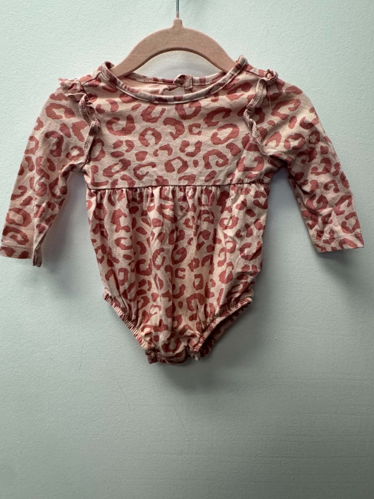 OLD NAVY CHEETAH PRINT ONESIE SIZE 0-3M